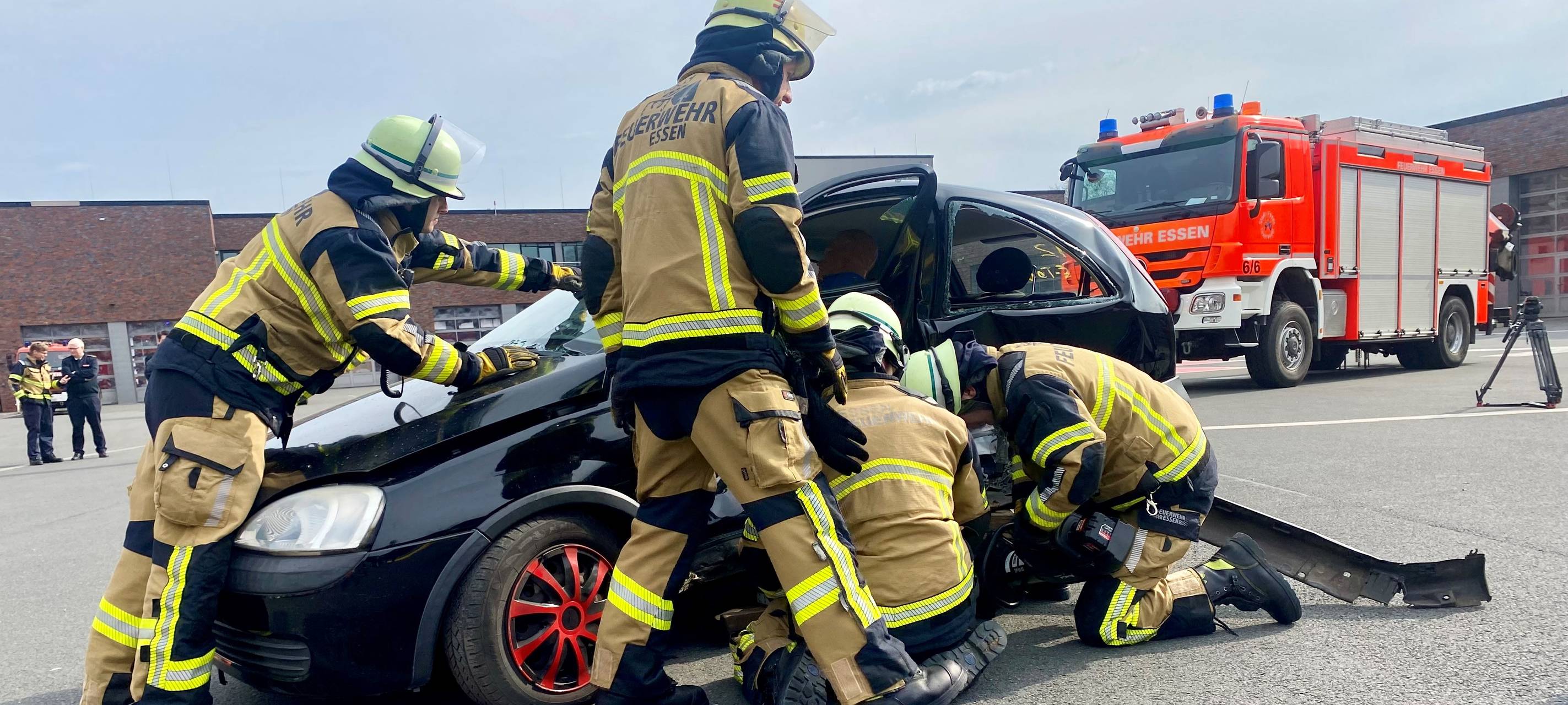 Feuerwehr Essen übt Rettung bei Unfällen mit Simulator