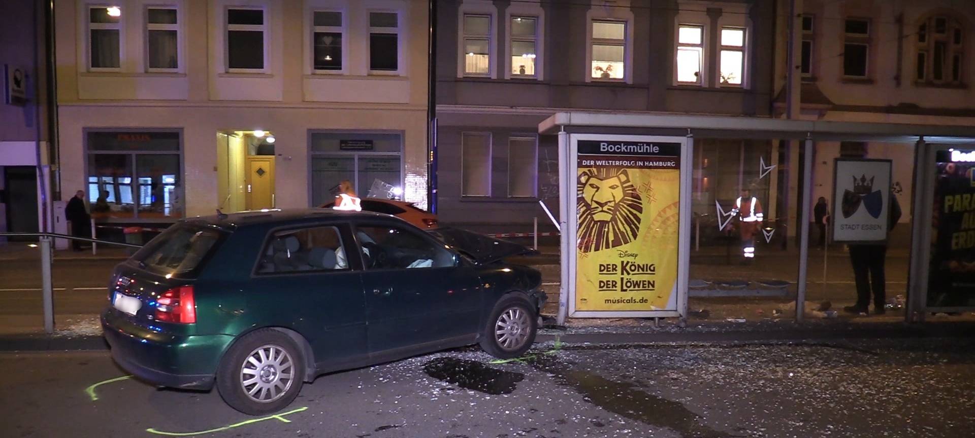 Unfall in Essen - Auto kracht in Haltestelle