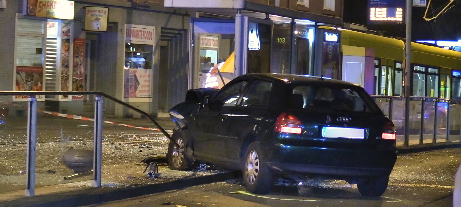 Unfall in Essen - Auto kracht in Haltestelle