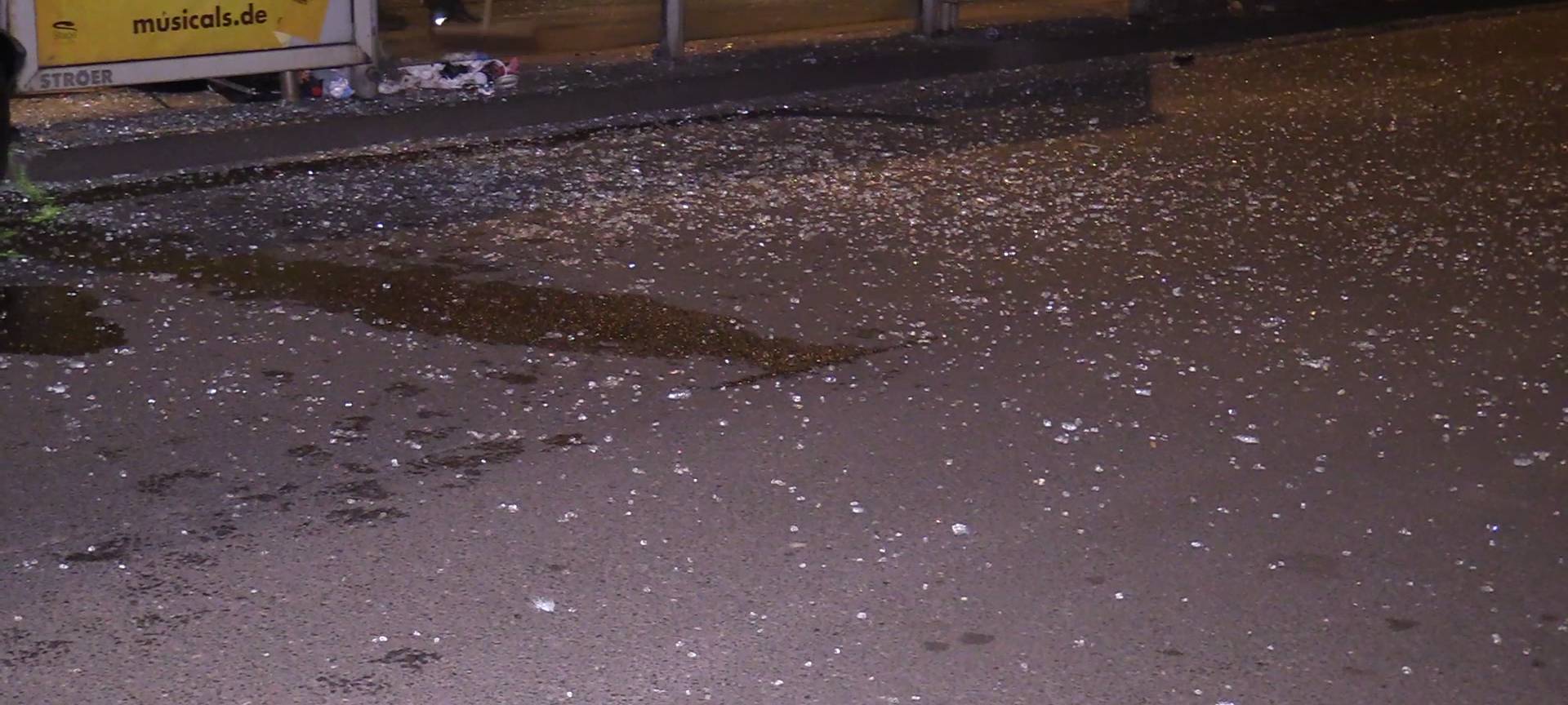 Unfall in Essen - Auto kracht in Haltestelle