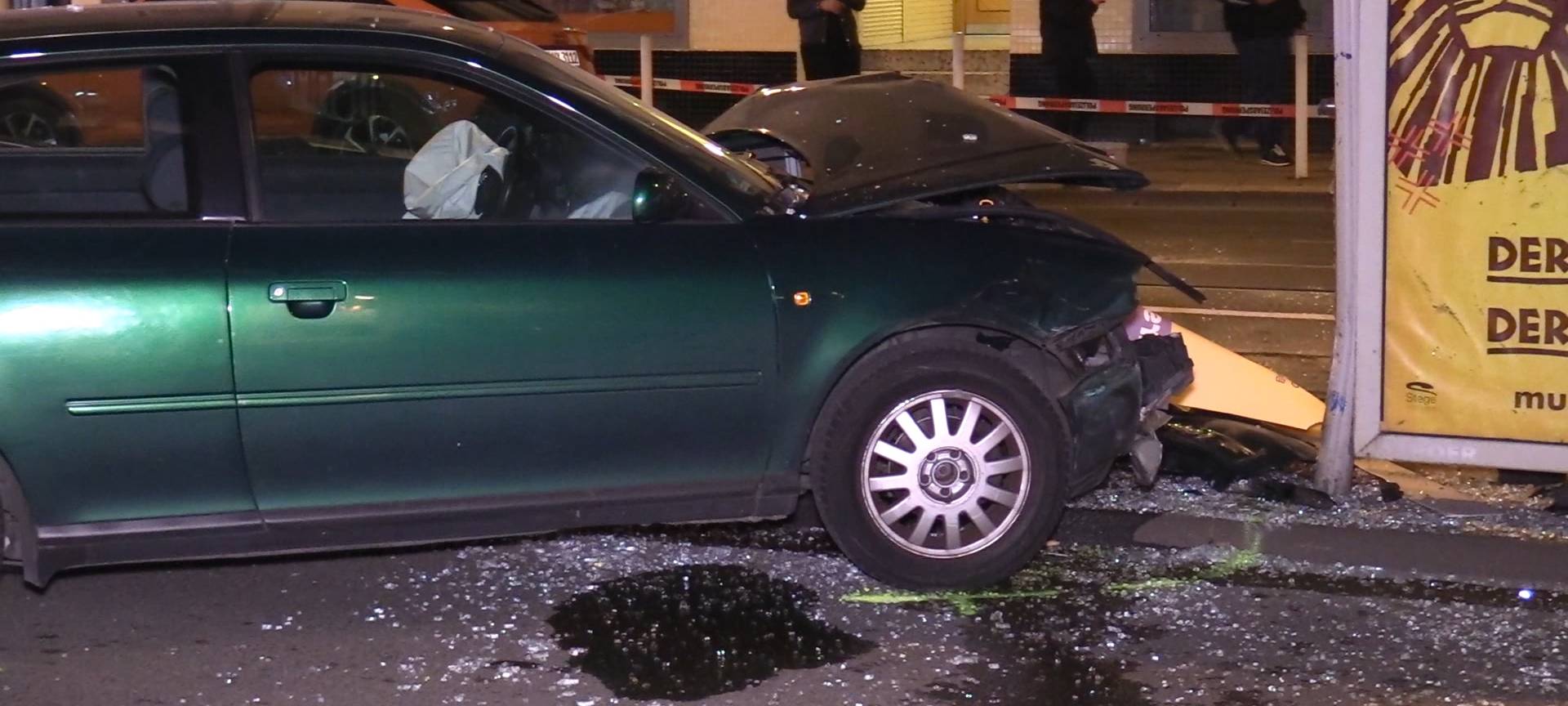 Unfall in Essen - Auto kracht in Haltestelle