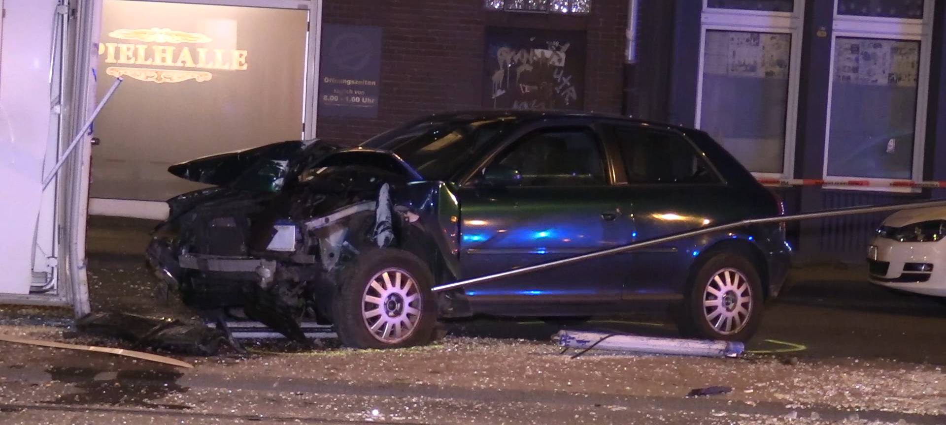 Unfall in Essen - Auto kracht in Haltestelle