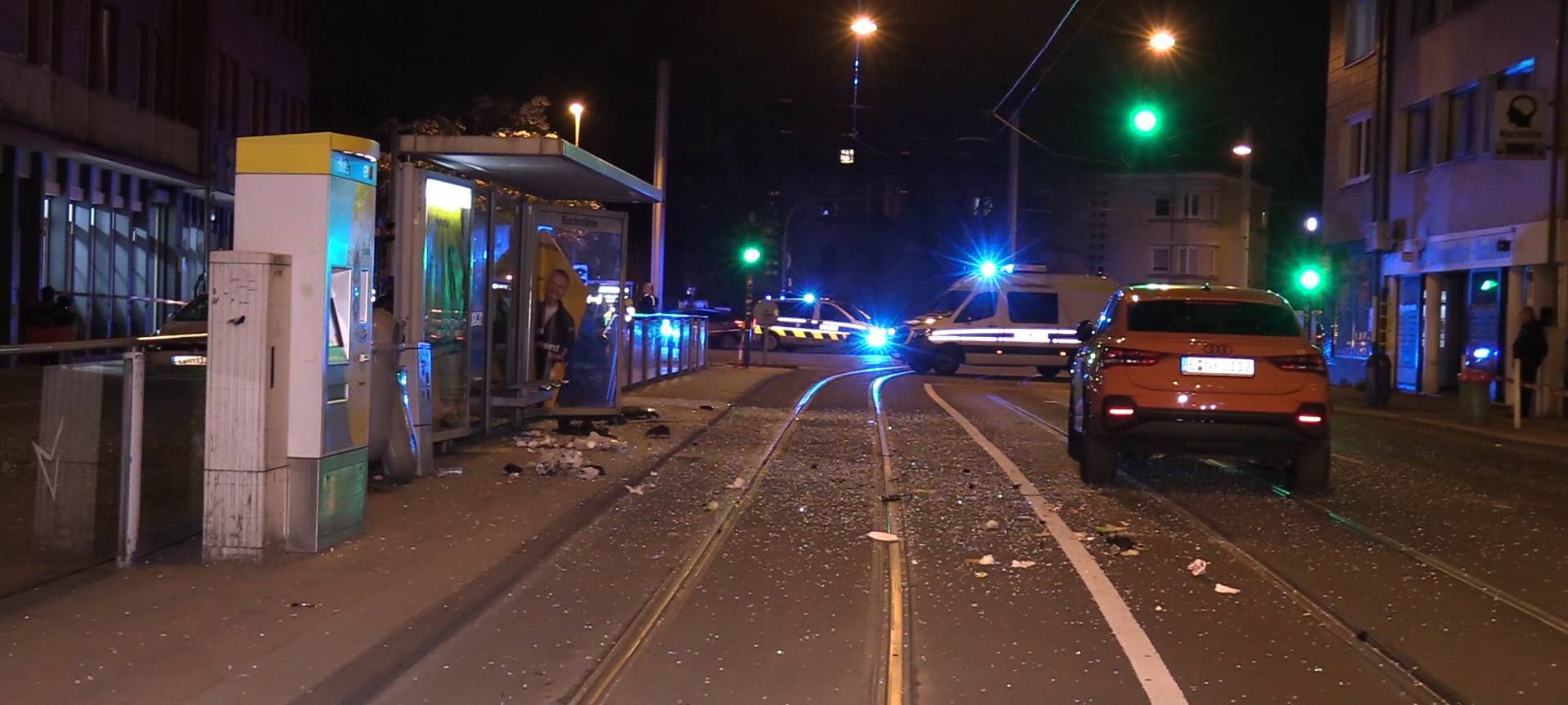Unfall in Essen - Auto kracht in Haltestelle