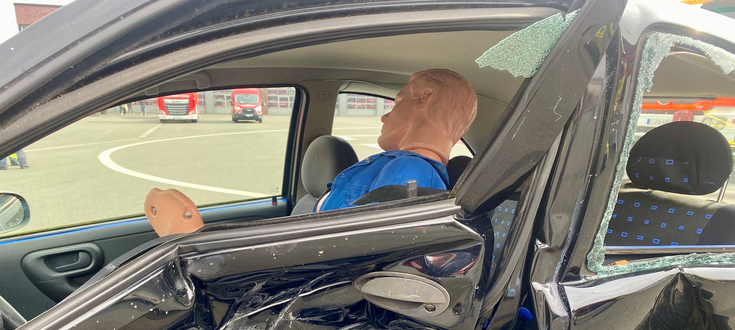 Feuerwehr Essen übt Rettung bei Unfällen mit Simulator