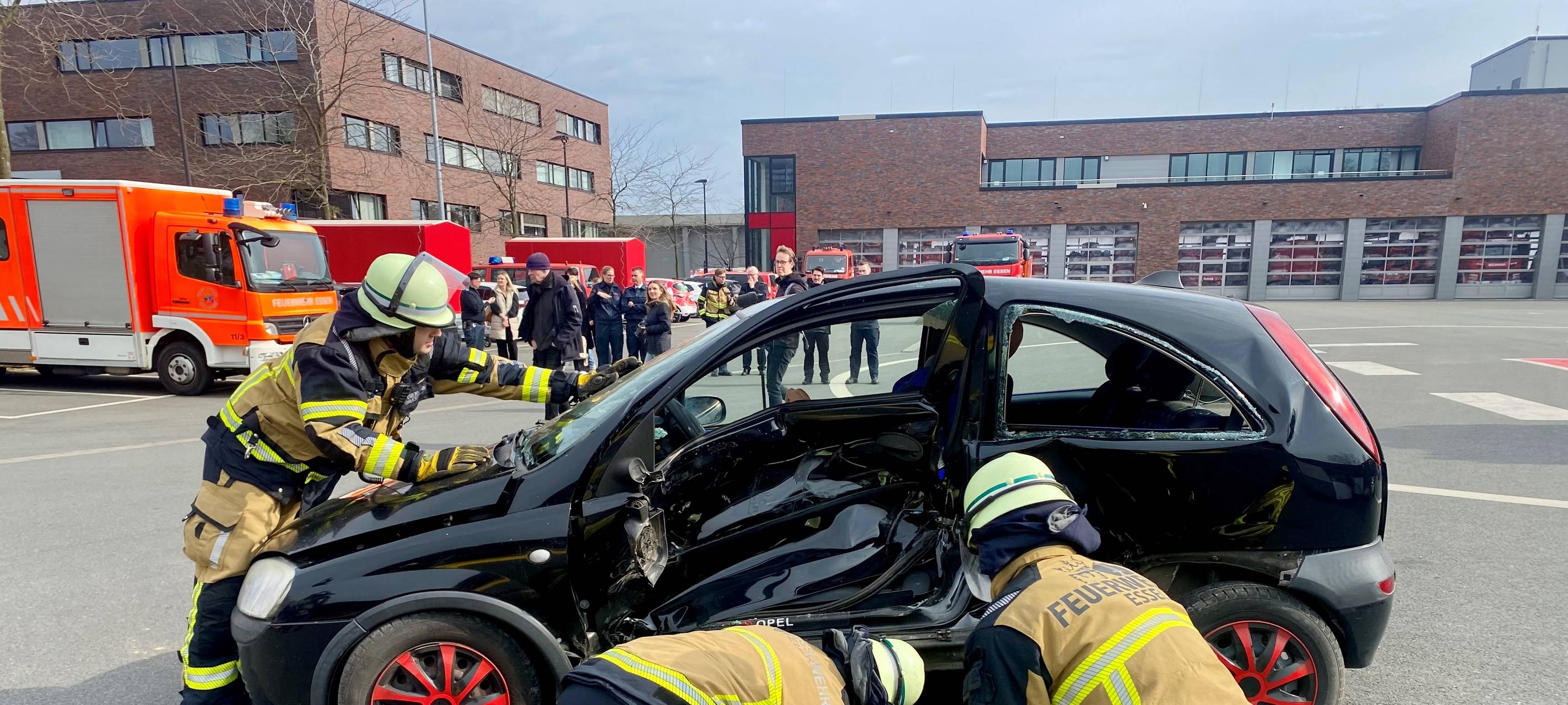 Feuerwehr Essen übt Rettung bei Unfällen mit Simulator