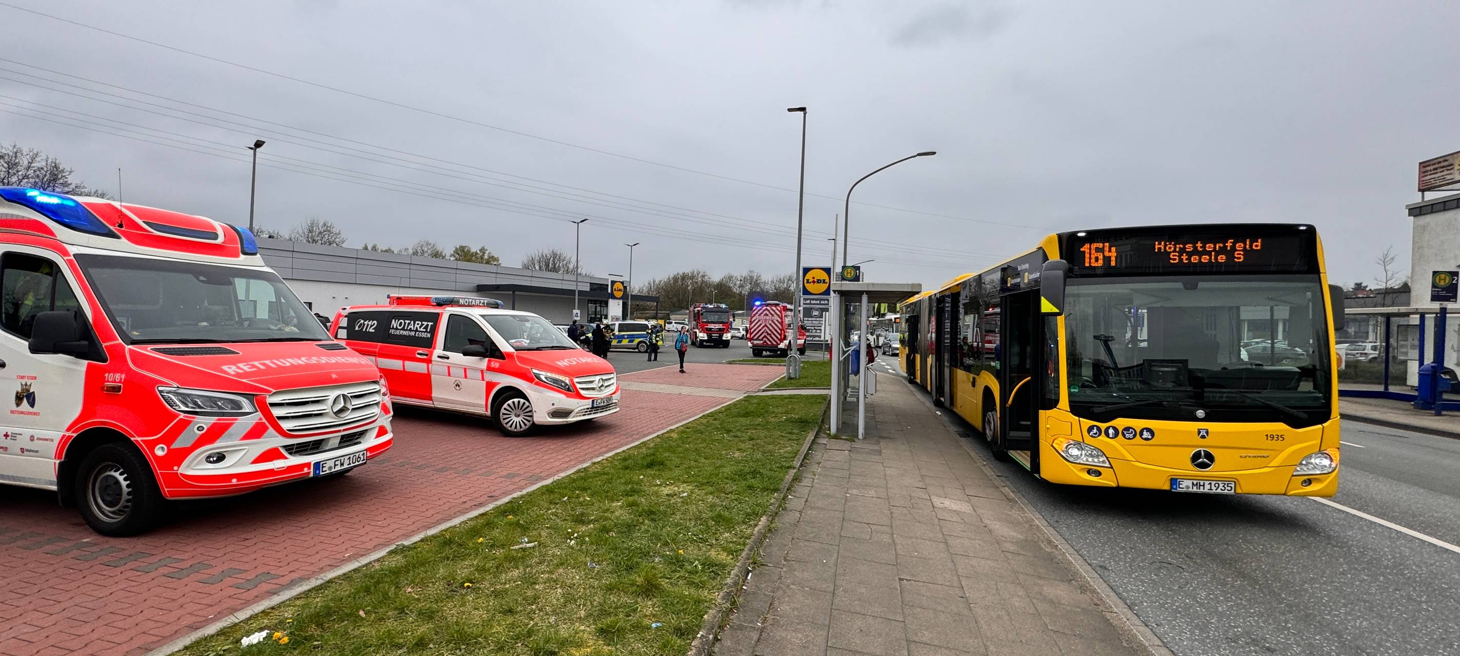 Reizgasattacke in Essen: Feuerwehr und Notarzt im Einsatz