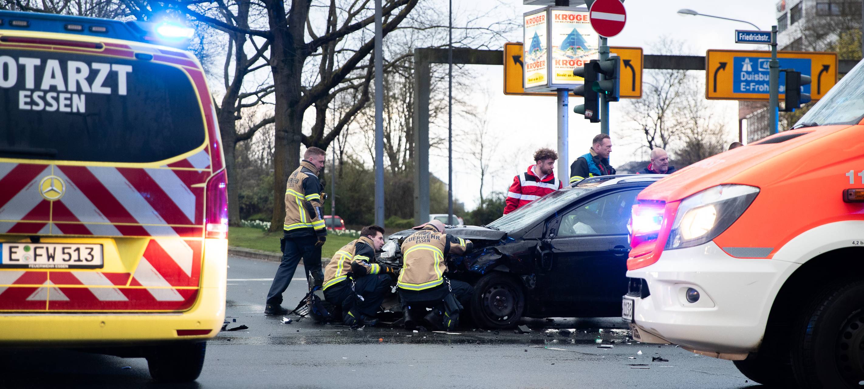 Unfall in Essen auf großer Kreuzung - mehrere Verletzte