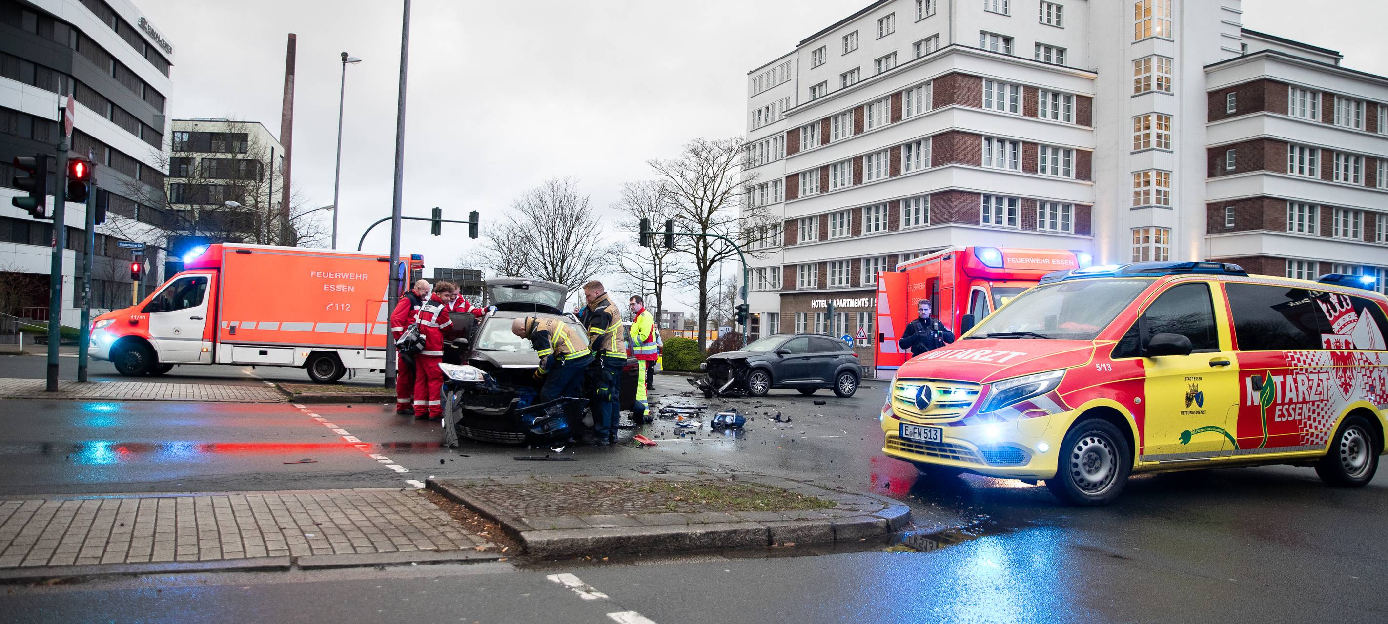 Unfall in Essen auf großer Kreuzung - mehrere Verletzte