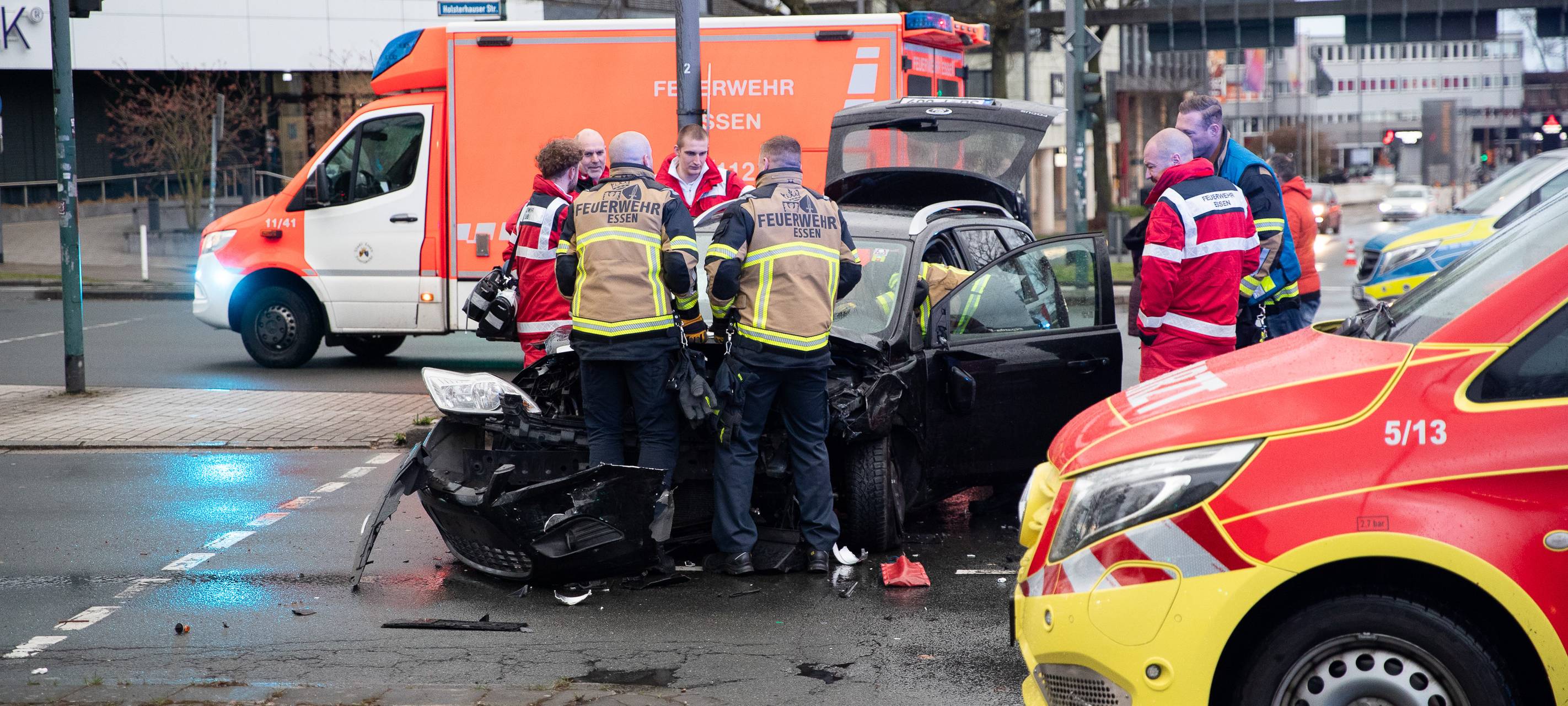 Unfall in Essen auf großer Kreuzung - mehrere Verletzte