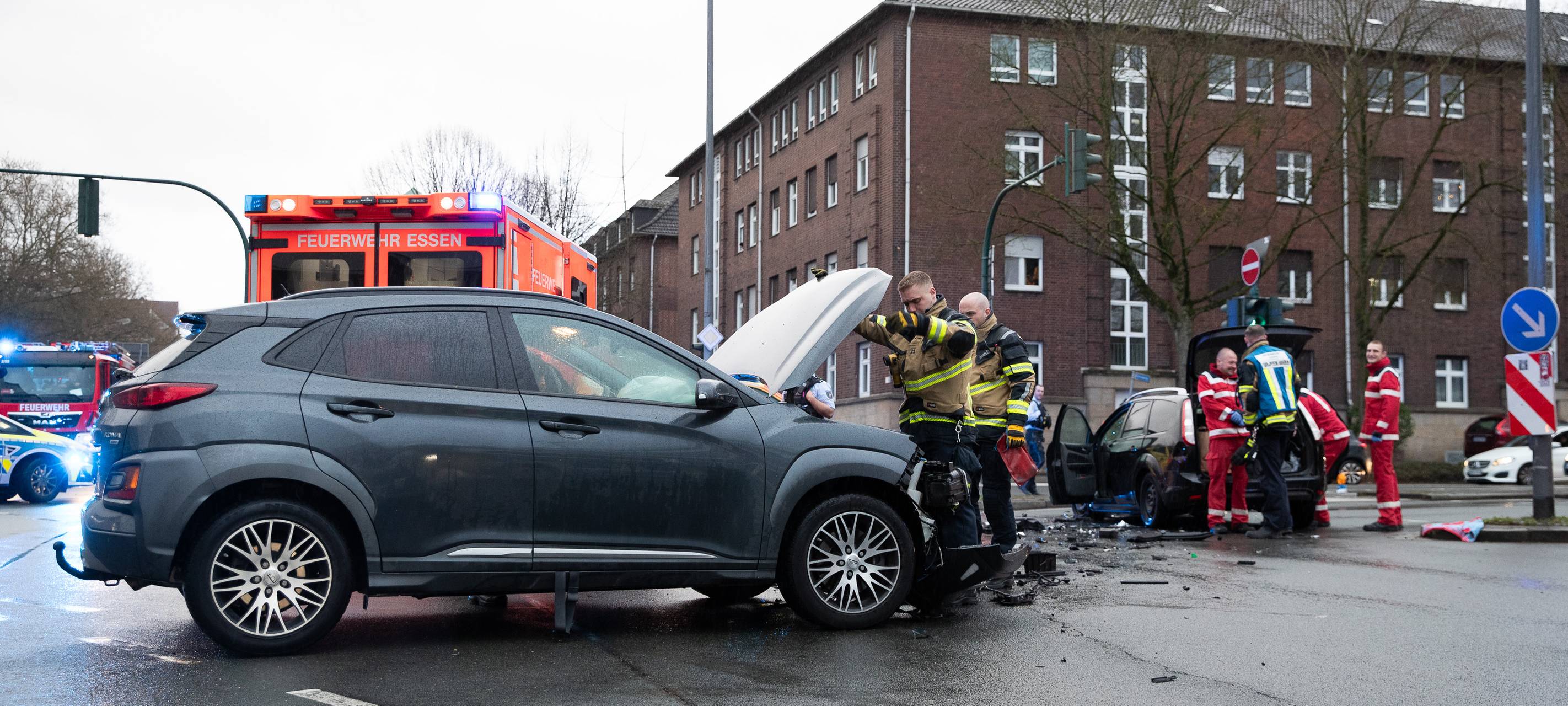 Unfall in Essen auf großer Kreuzung - mehrere Verletzte