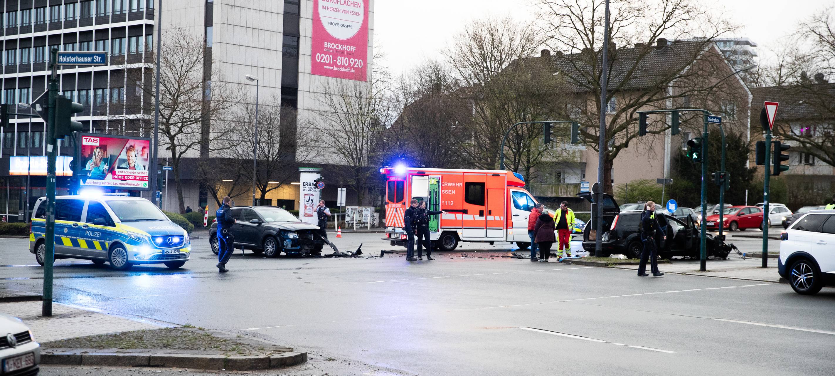Unfall in Essen auf großer Kreuzung - mehrere Verletzte