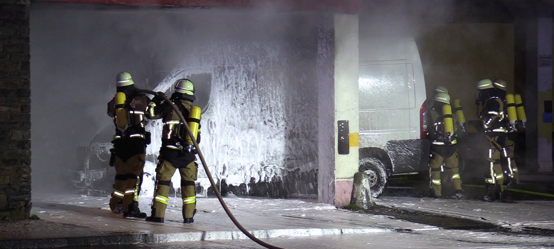 Sprinter in Essen brennt unter Wohnhaus