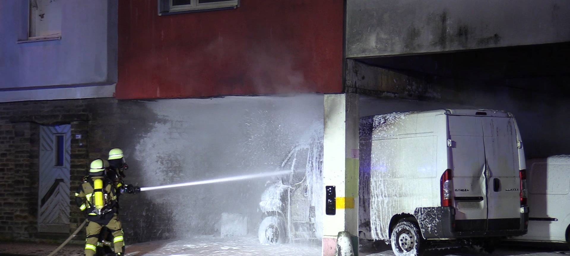 Sprinter in Essen brennt unter Wohnhaus