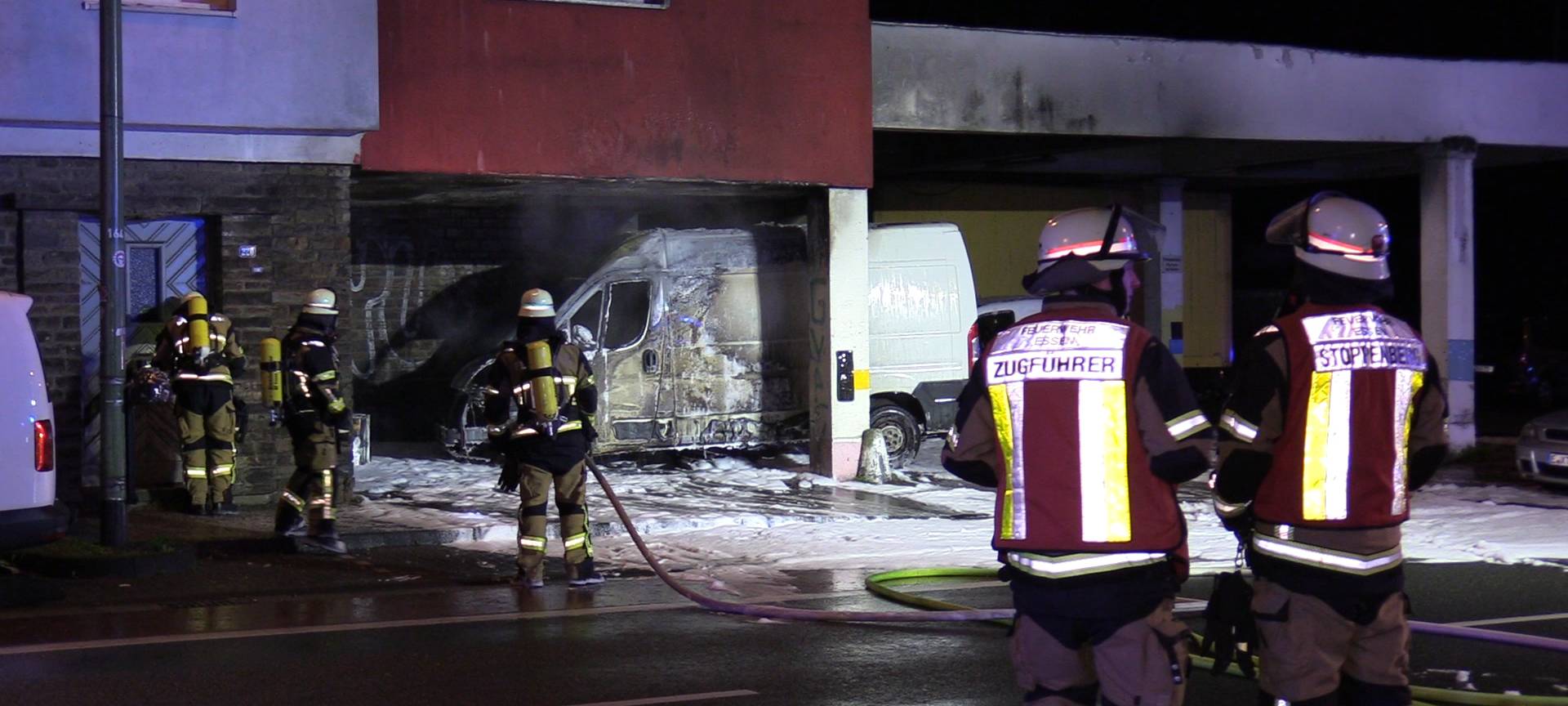 Sprinter in Essen brennt unter Wohnhaus