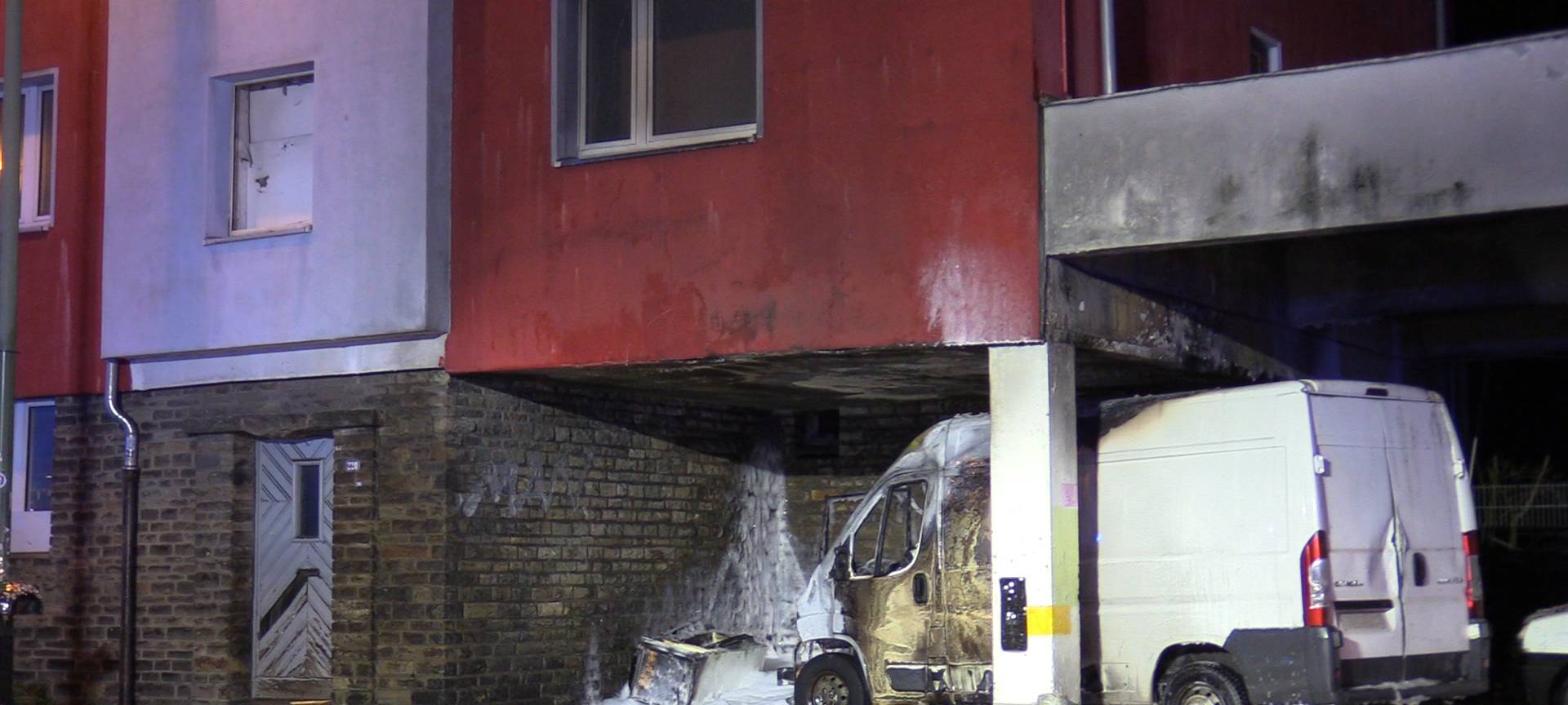 Sprinter in Essen brennt unter Wohnhaus