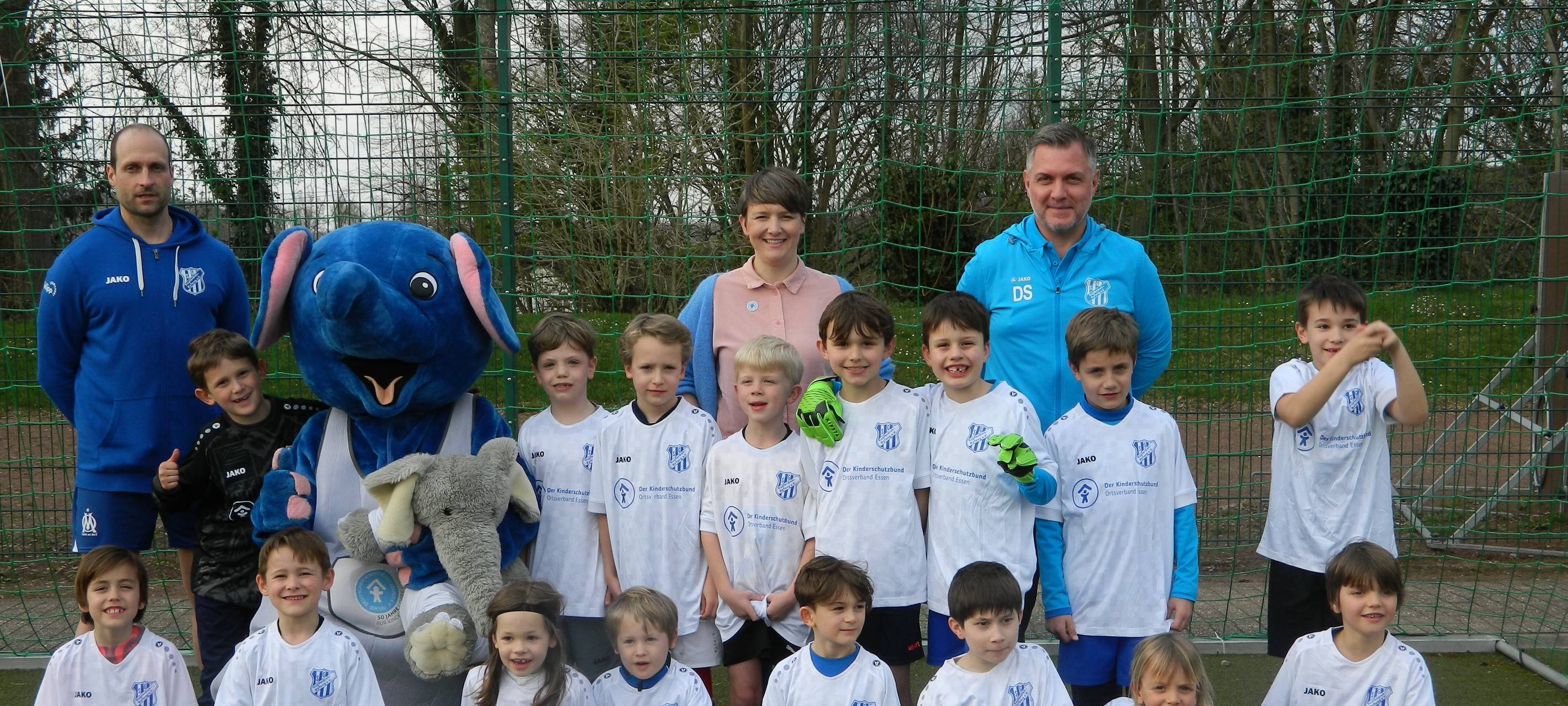 Jugendmannschaft aus Essen unterstützt Kinderschutzbund