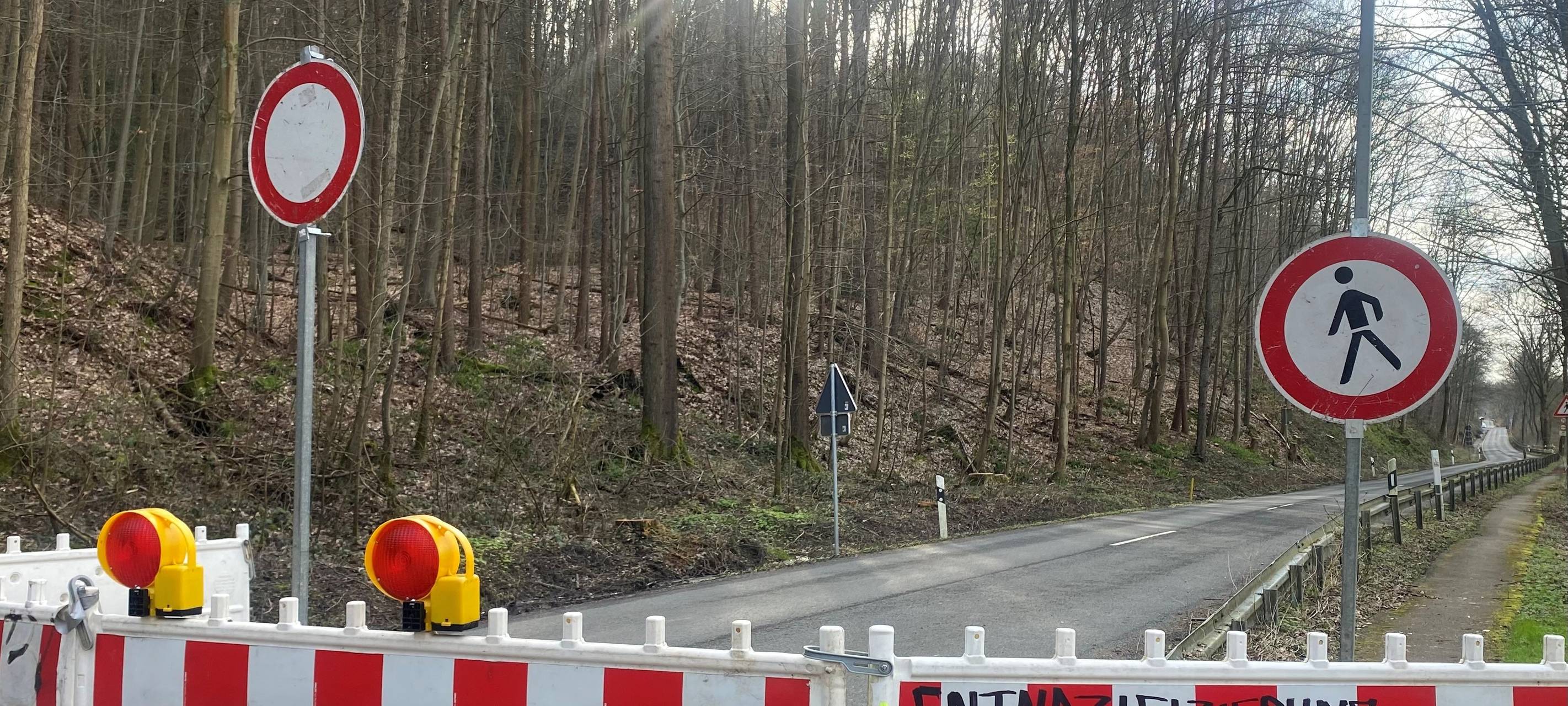Nach Hang-Abrutsch in Essen: Straße bleibt länger gesperrt - Hofladen bedroht