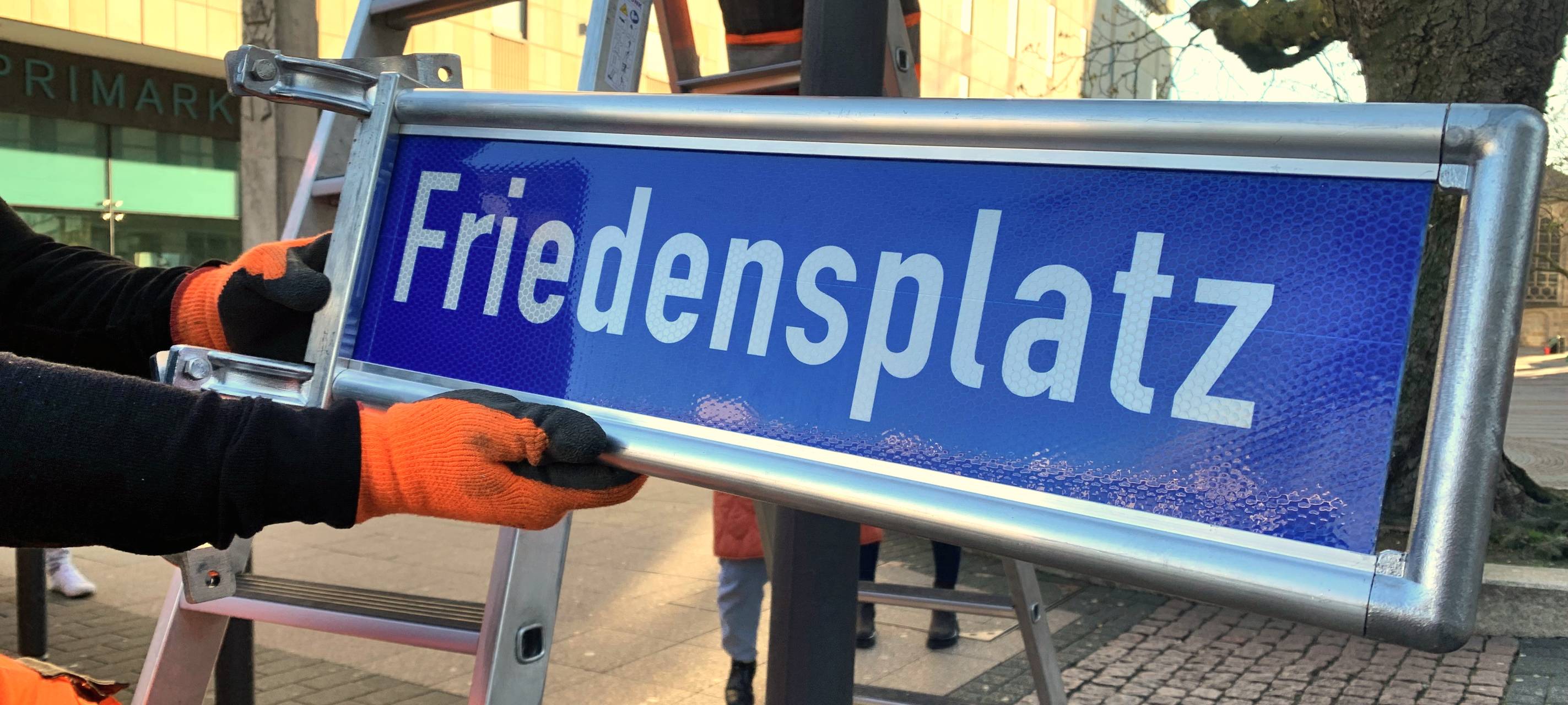 Kardinal-Hengsbach-Platz heißt jetzt Friedensplatz