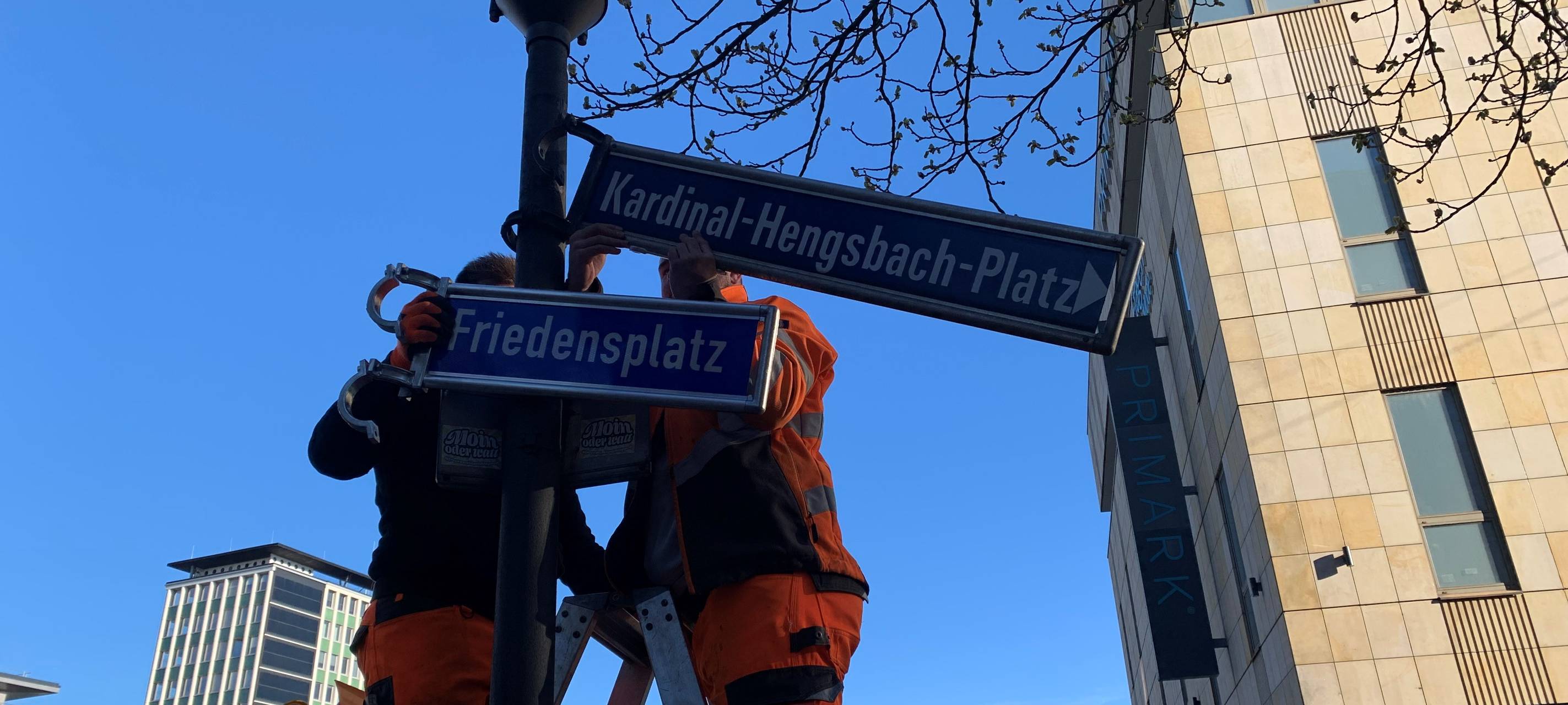 Kardinal-Hengsbach-Platz heißt jetzt Friedensplatz