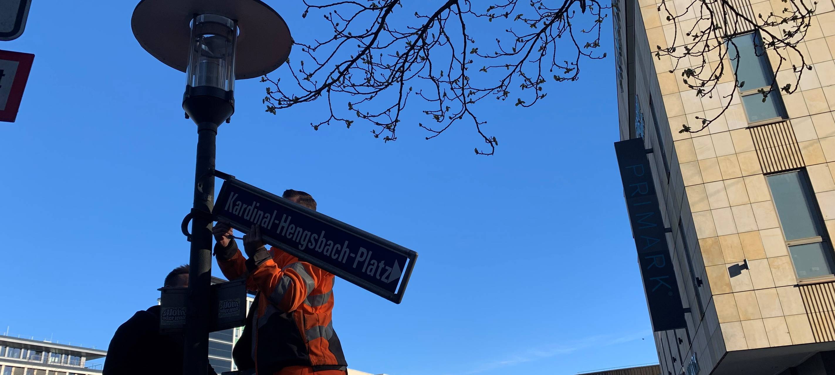 Kardinal-Hengsbach-Platz heißt jetzt Friedensplatz