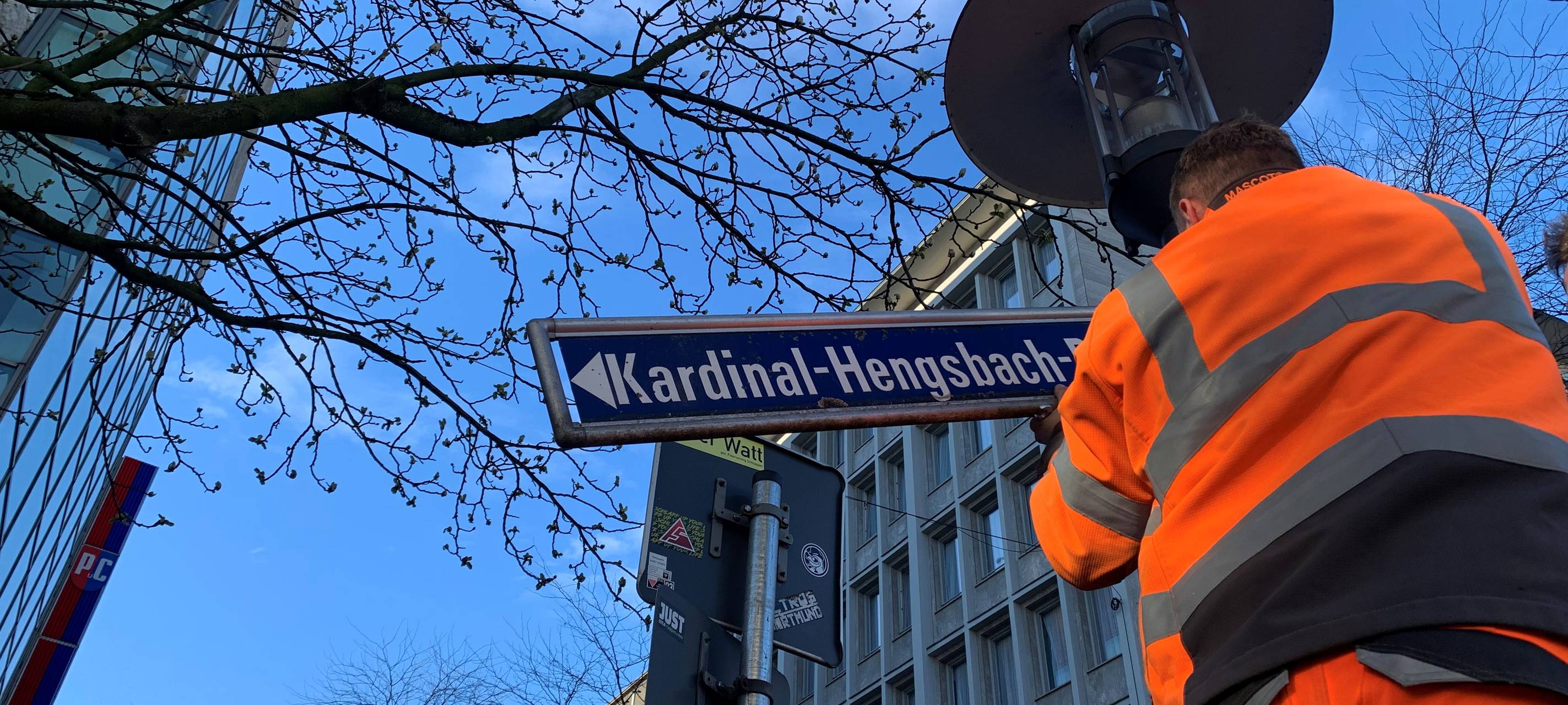 Kardinal-Hengsbach-Platz heißt jetzt Friedensplatz