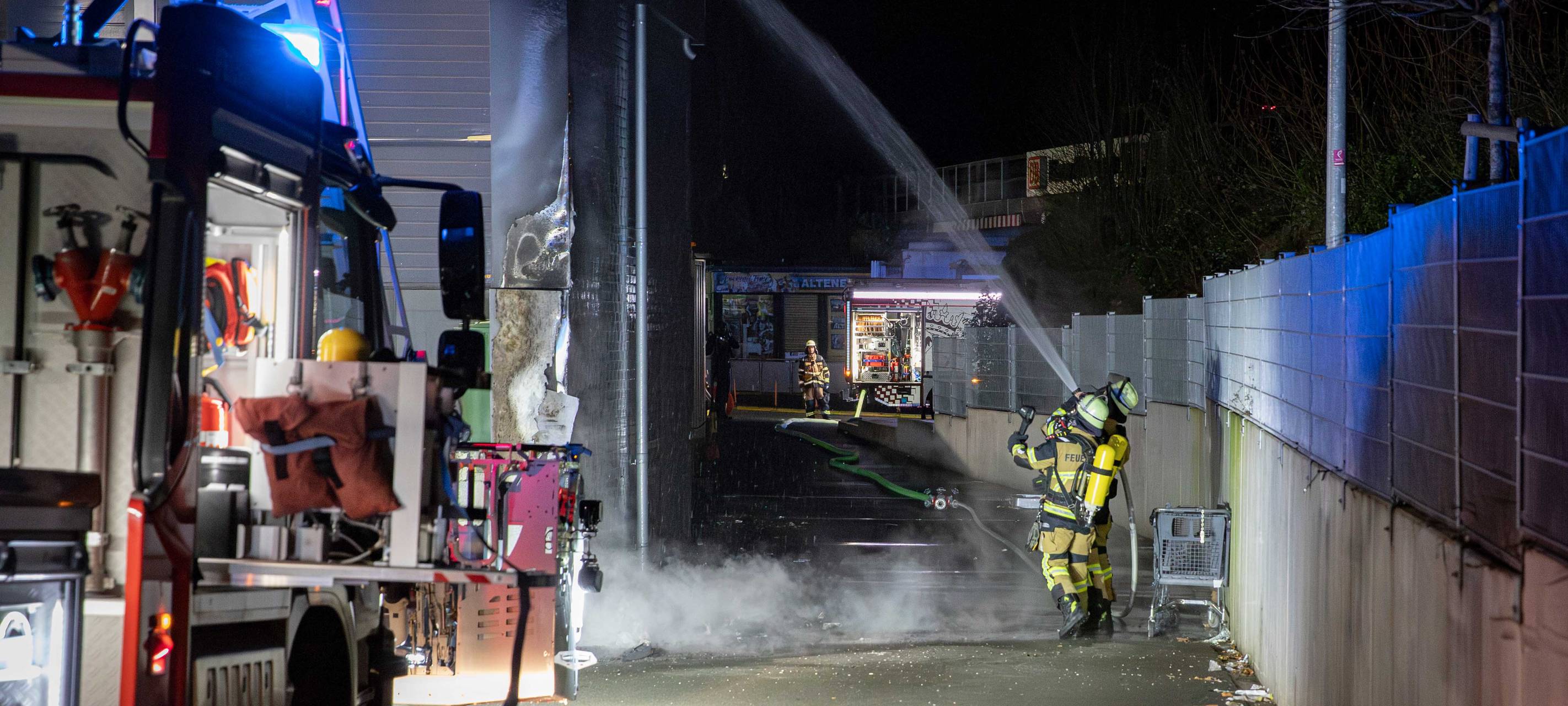 Feuer vor Discounter in Essen - Feuerwehr im Einsatz