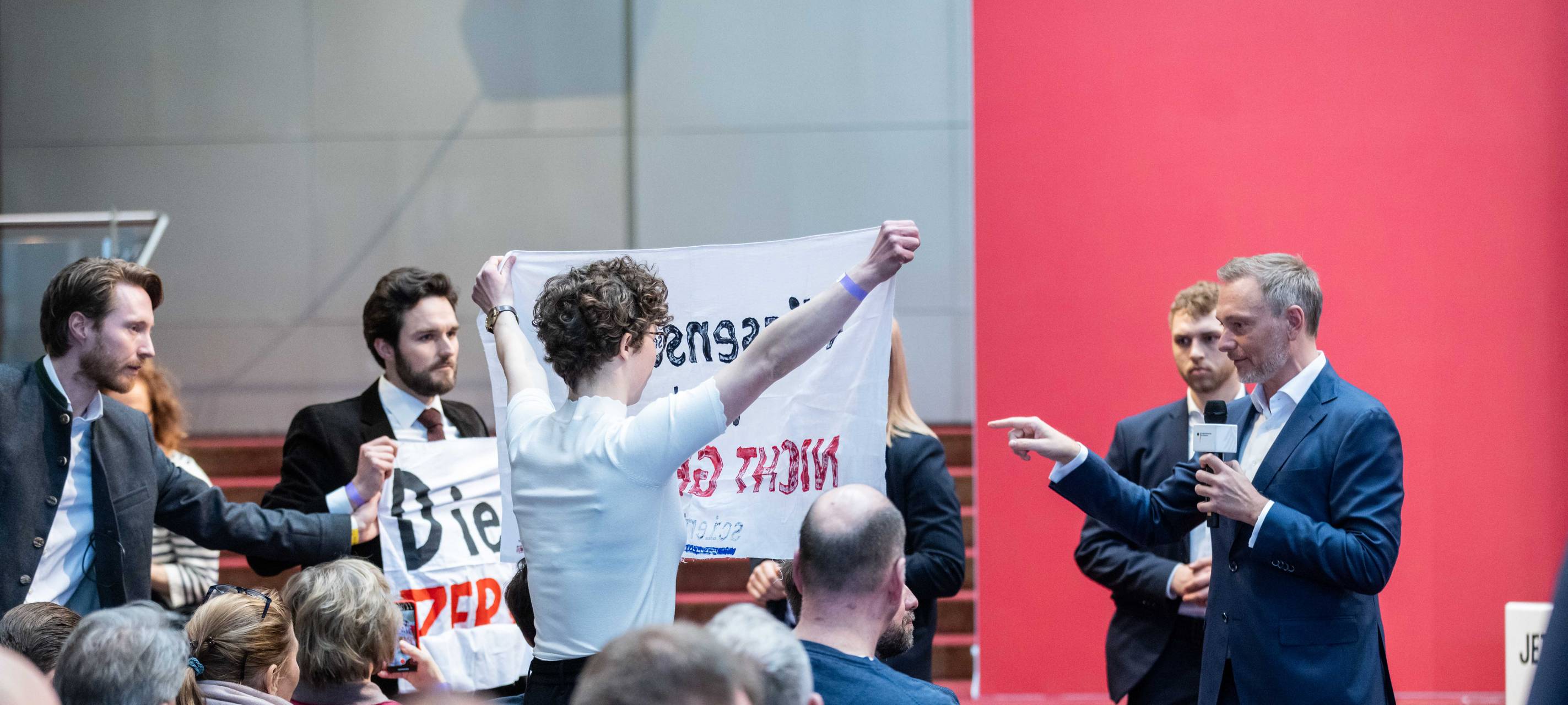 Klimaaktivisten in Essen stören Auftritt von Christian Lindner