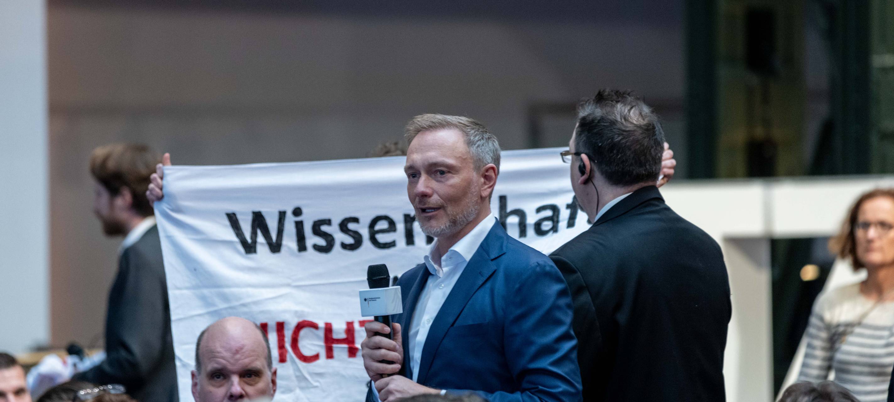Klimaaktivisten in Essen stören Auftritt von Christian Lindner