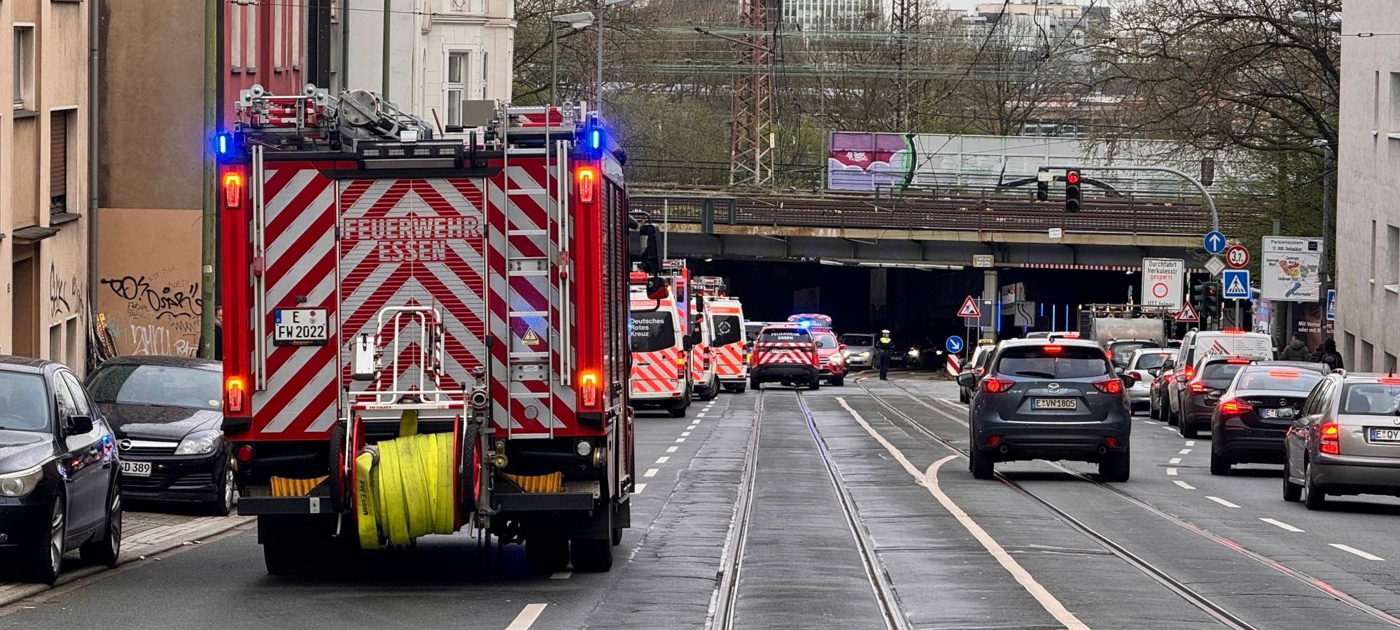 Feuerwehr Essen auf wichtiger Straße im Einsatz