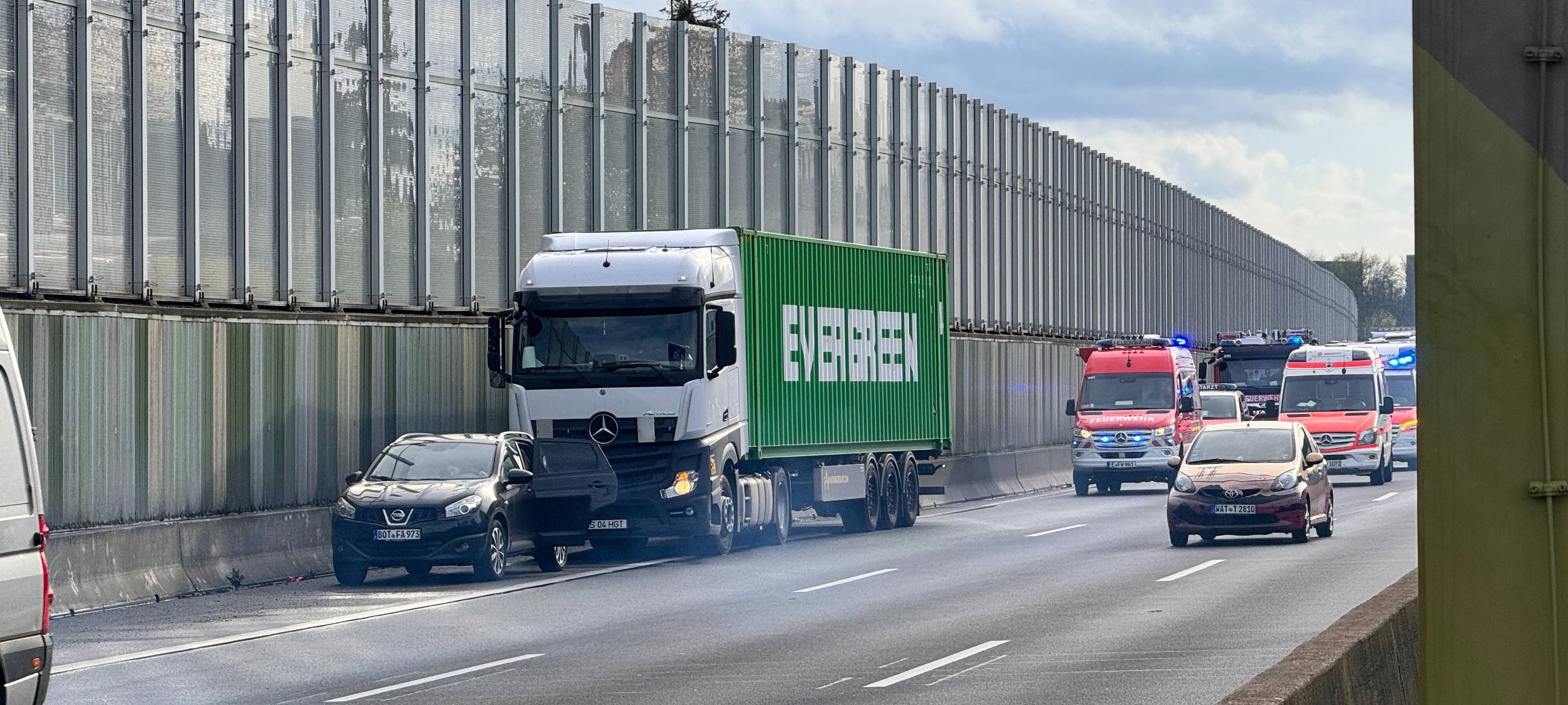 Verkehrsunfall in Essen: LKW touchiert Auto