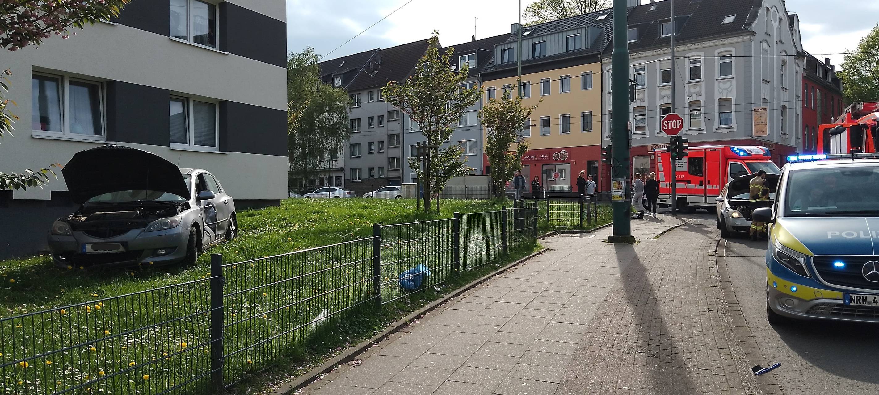 Unfall in Essen: Auto wird durch Zaun geschleudert