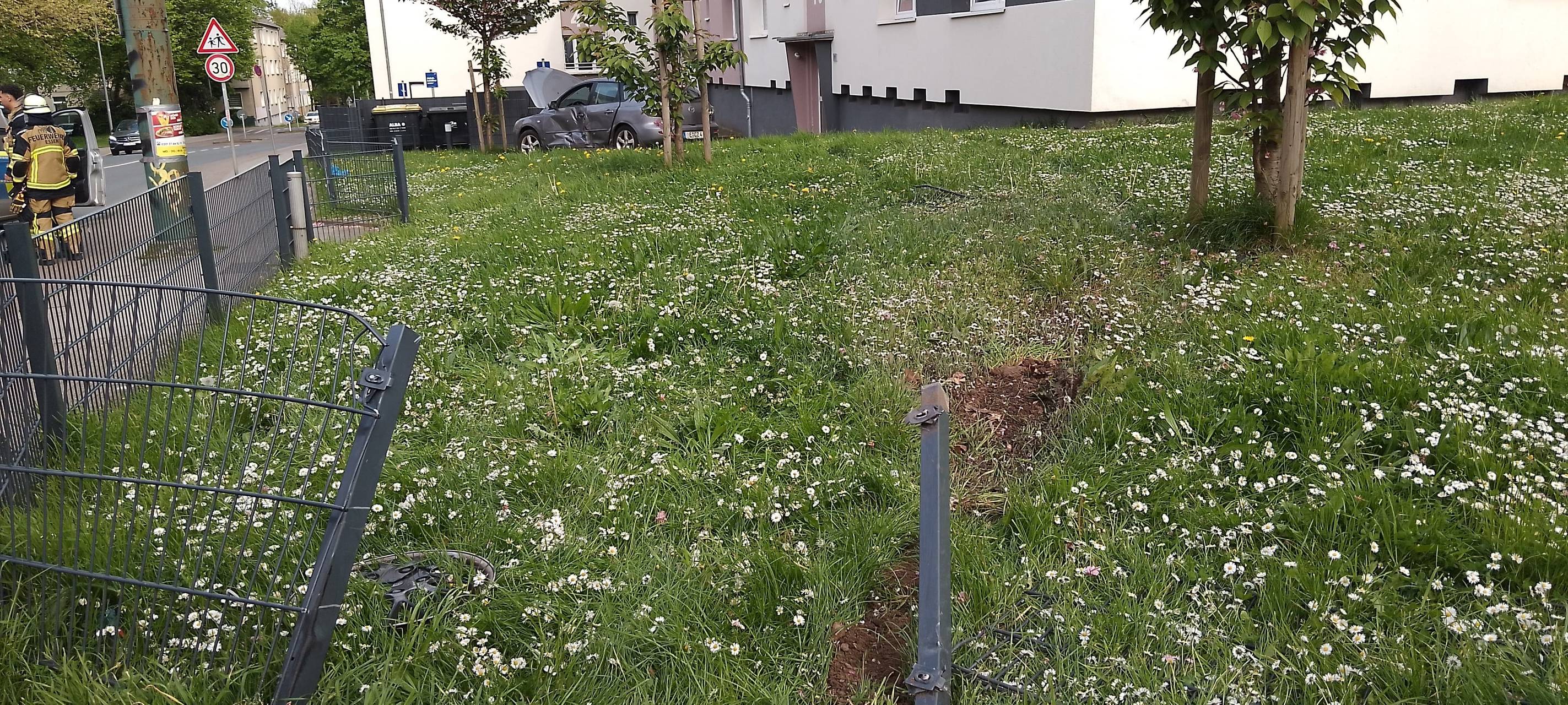 Unfall in Essen: Auto wird durch Zaun geschleudert
