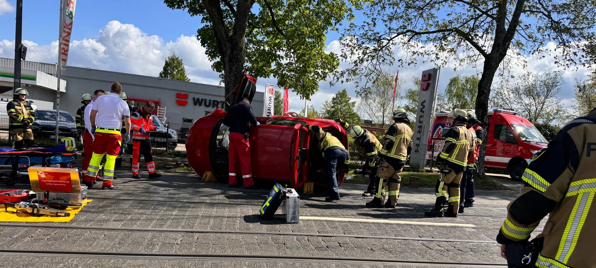 Unfall in Essen: Auto auf der Seite