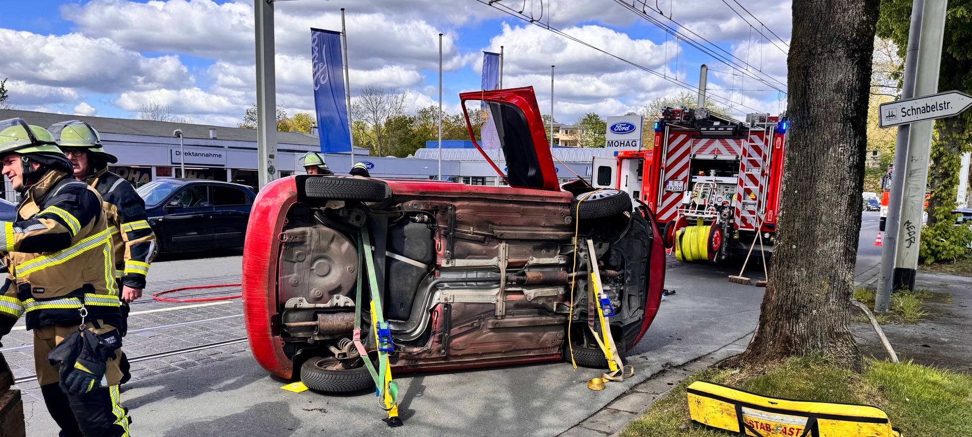 Unfall in Essen: Auto auf der Seite