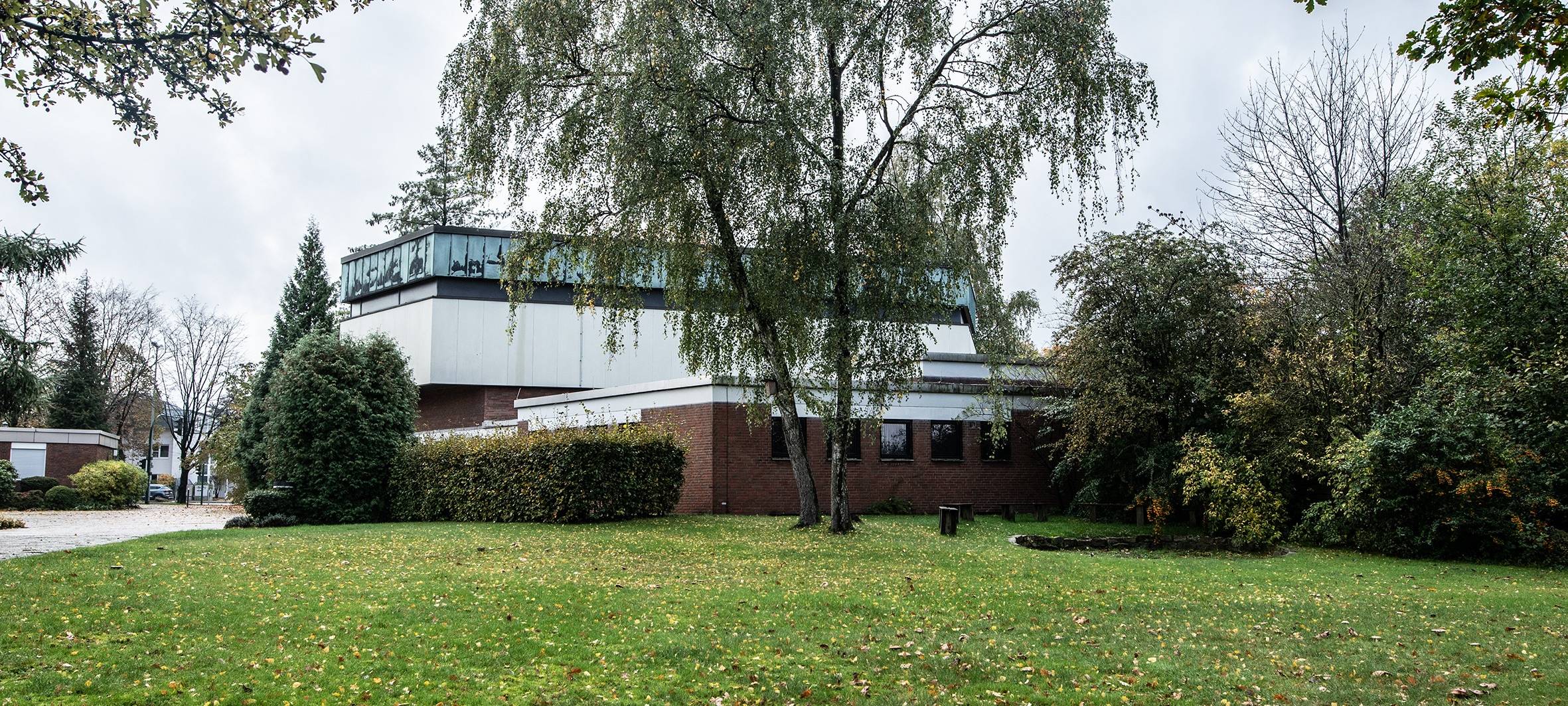 Gelände hinter der Kirche der evangelischen Gemeinde in Bredeney, aufgenommen am Donnerstag, 17.10.2019. Hier sollen noch in diesem Jahr die Baumaßnahmen für ene neue Kita beginnen.