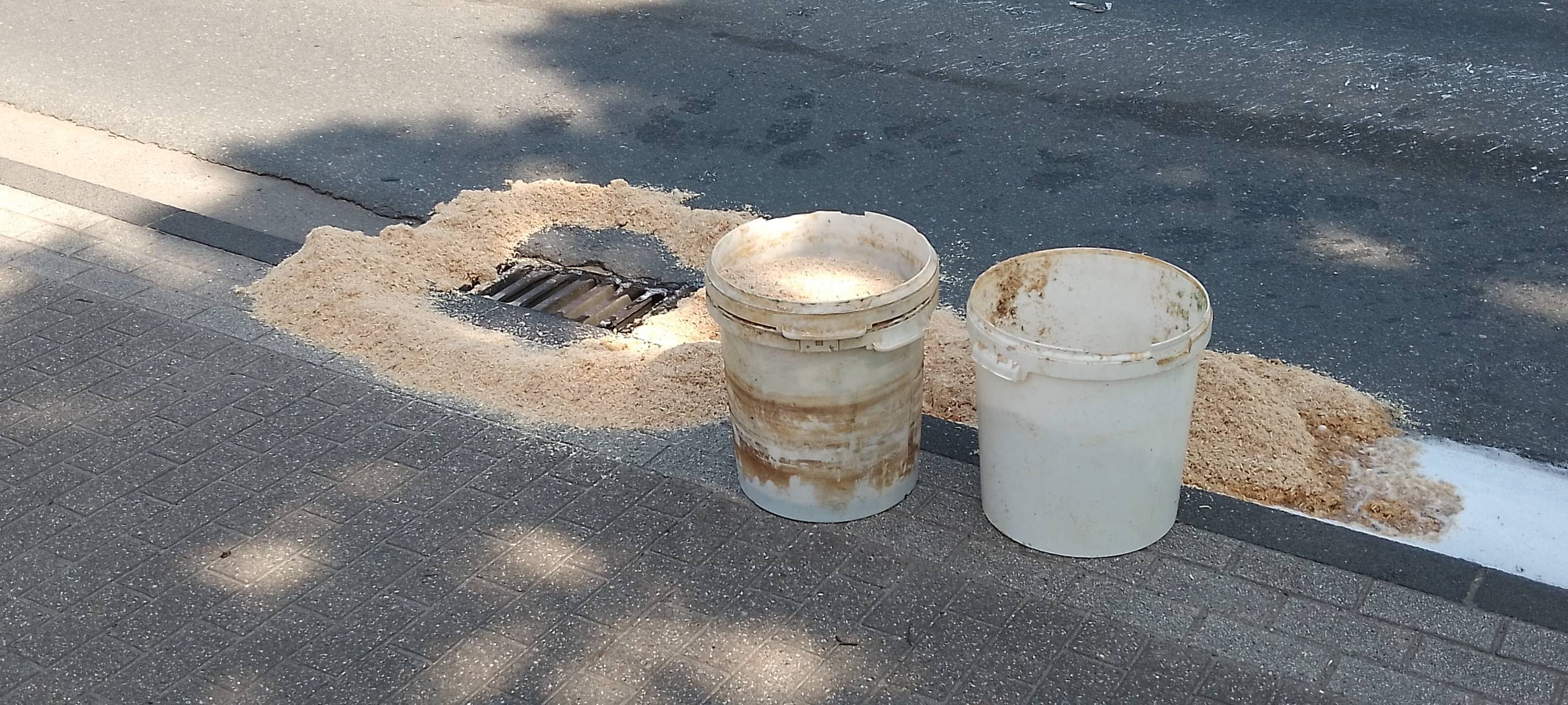 Säure auf Straße in Essen - IDC-Behälter ausgelaufen