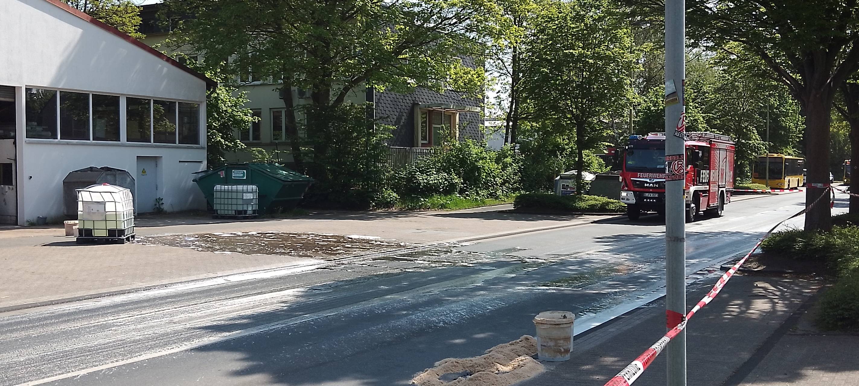 Säure auf Straße in Essen - IDC-Behälter ausgelaufen