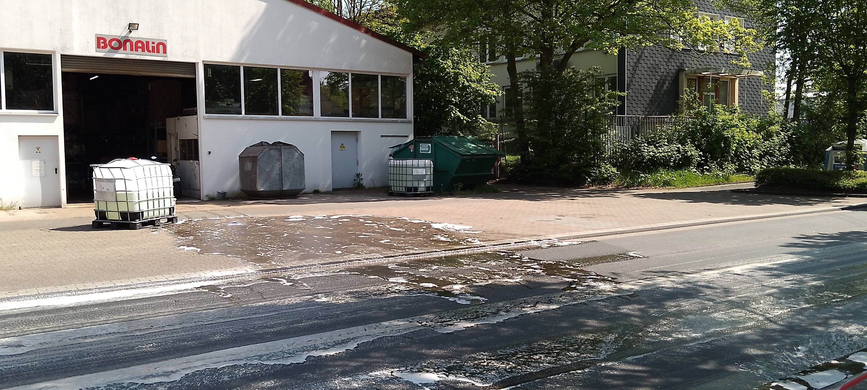 Säure auf Straße in Essen - IDC-Behälter ausgelaufen