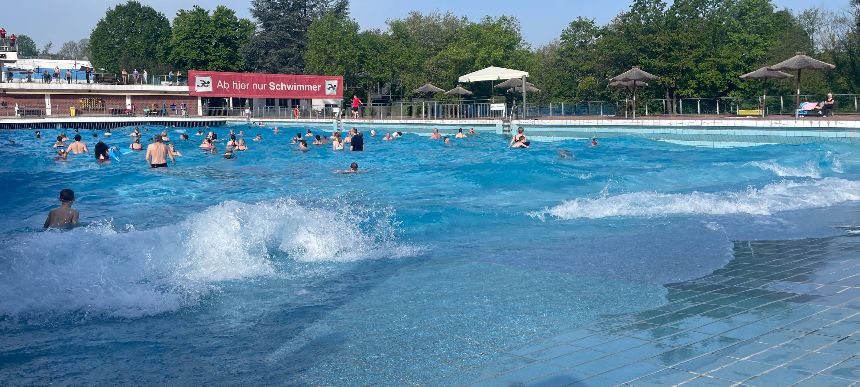 Freibadsaison in Essen startet - ab ins Wasser!