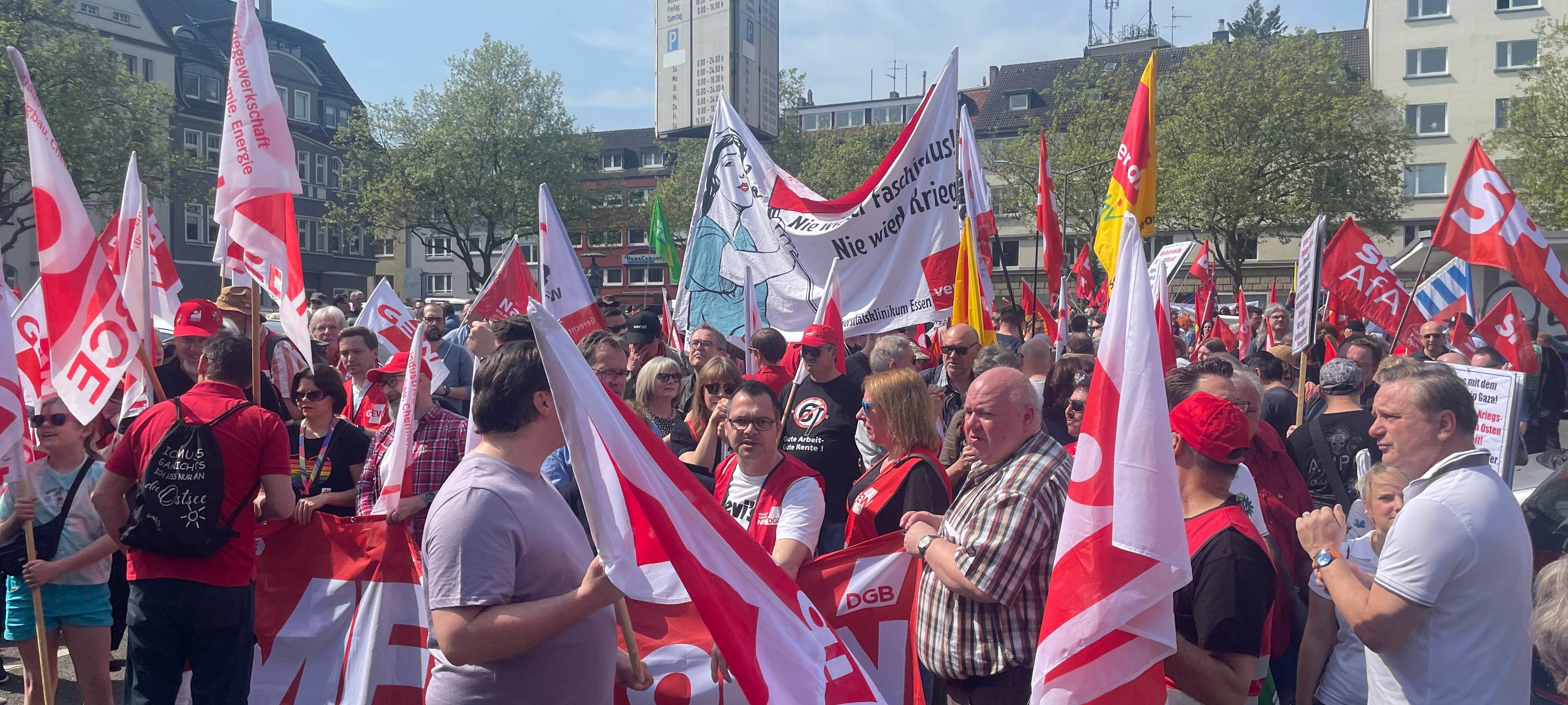 Maidemo in Essen - Gewerkschaften fordern bessere Arbeitsbedingungen