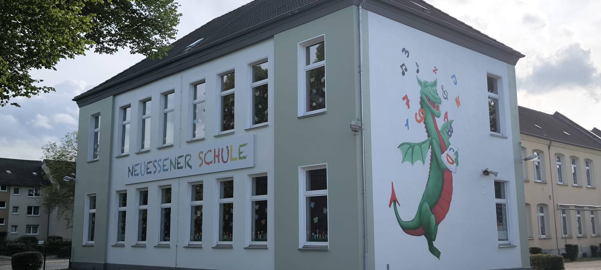 Grundschule in Essen hat Maskottchen auf dem Gebäude