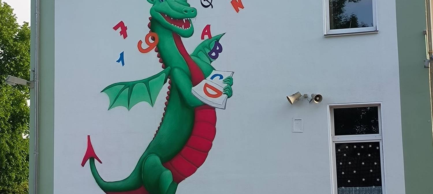 Grundschule in Essen hat Maskottchen auf dem Gebäude