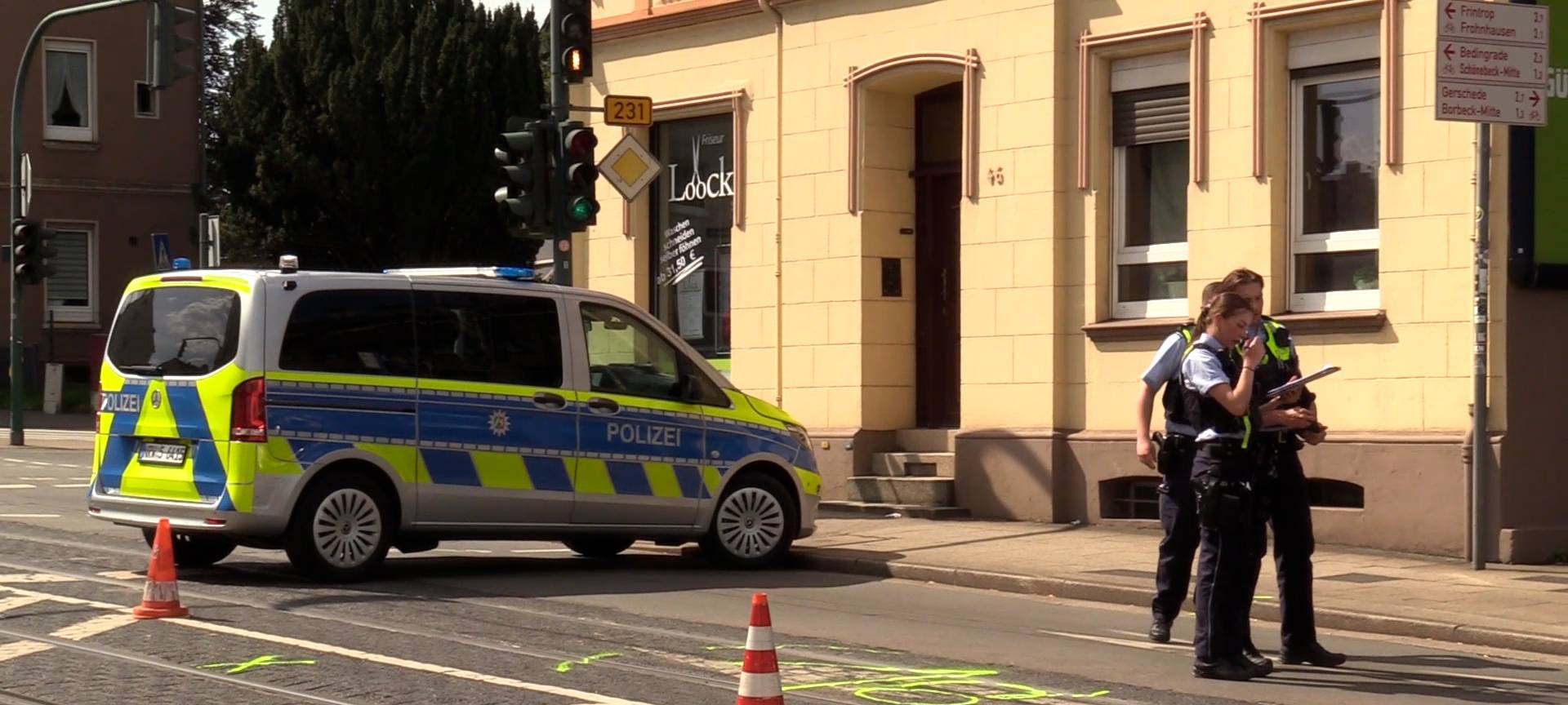 Fußgänger in Essen nach schwerem Unfall flüchtig - Zeugen gesucht