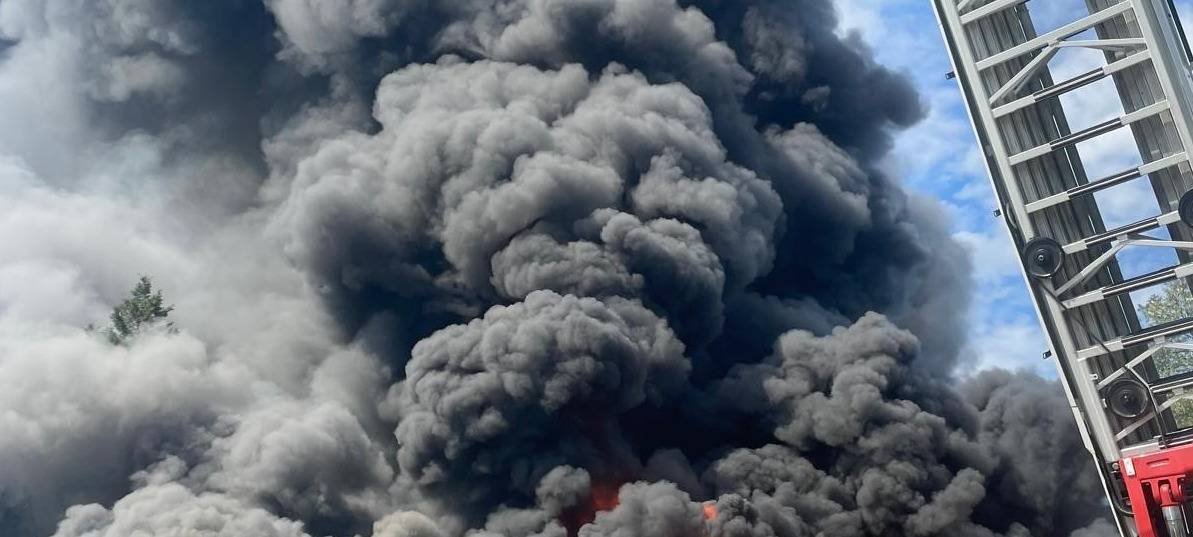 Großer Brand in Essen - Flammen in Kfz-Werkstatt