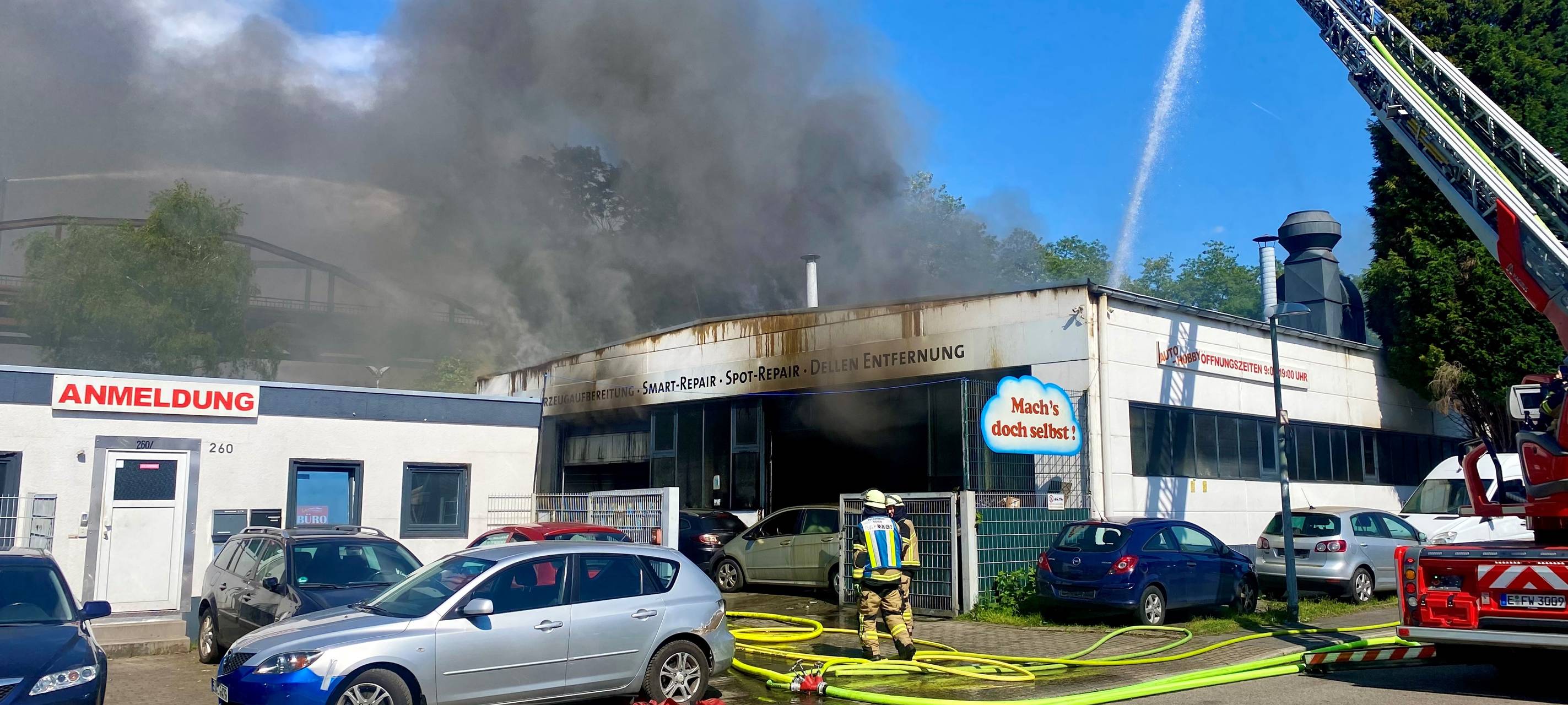 Großer Brand in Essen - Flammen in Kfz-Werkstatt