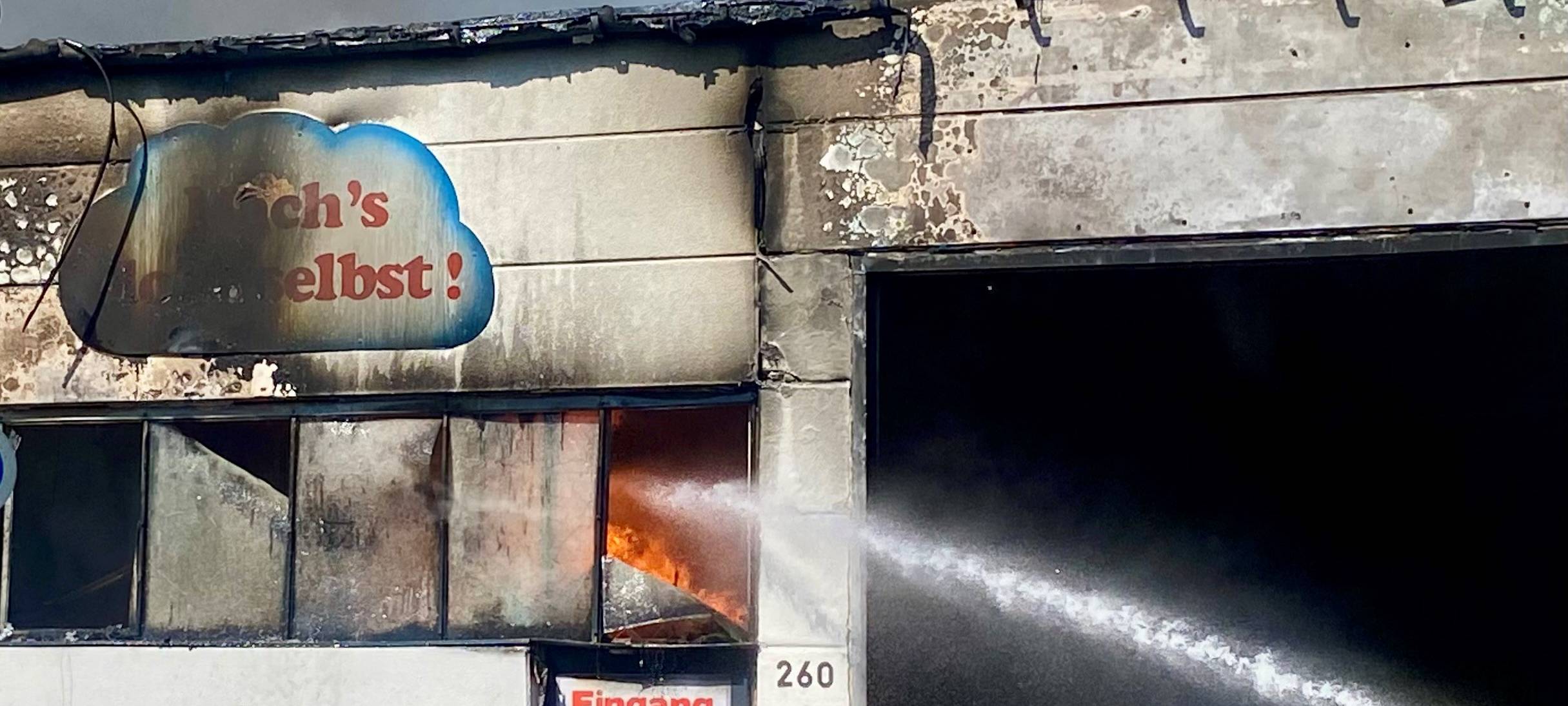 Großer Brand in Essen - Flammen in Kfz-Werkstatt