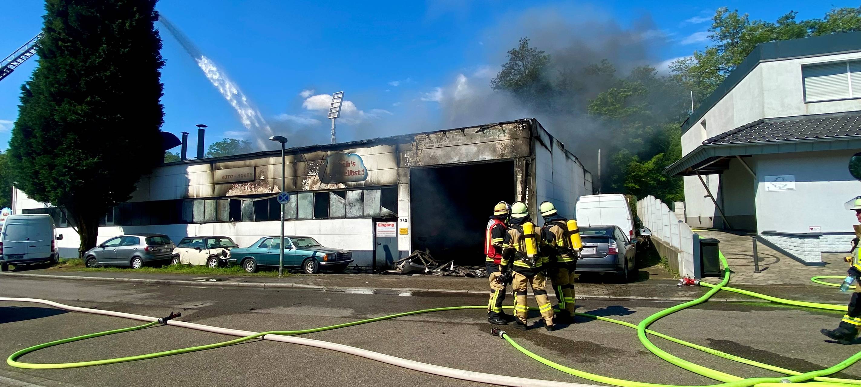 Großer Brand in Essen - Flammen in Kfz-Werkstatt