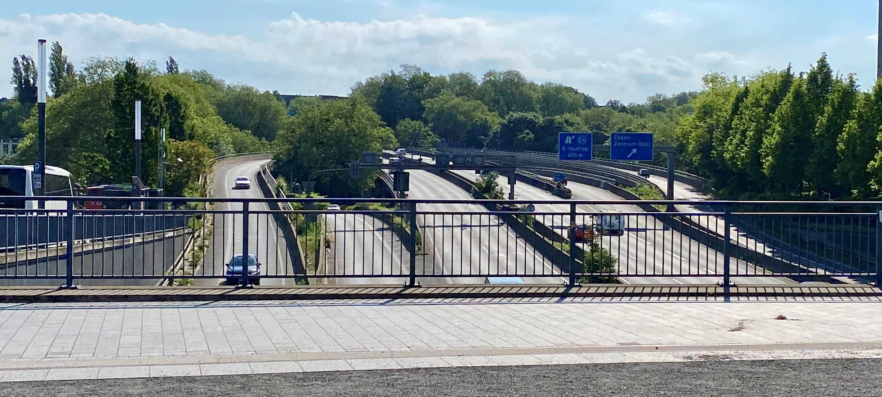 Autobahn in Essen - Gegenstände von Brücke auf Fahrbahn geworfen