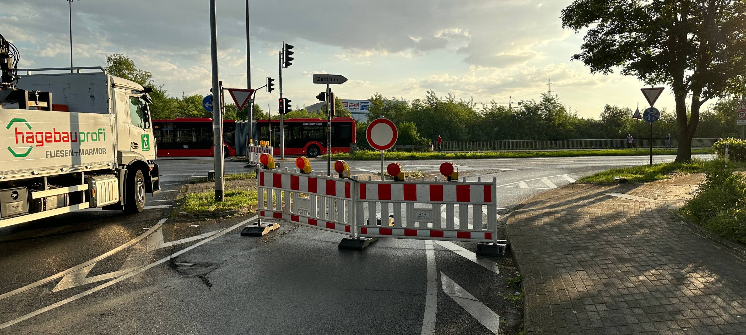 Rohrbruch in Essen überschwemmt wichtige Straße