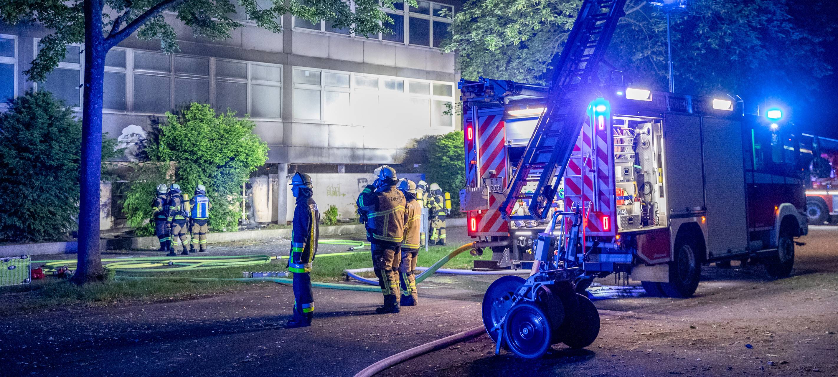 Brand in Essen - Feuerwehr muss Flammen in Schule löschen